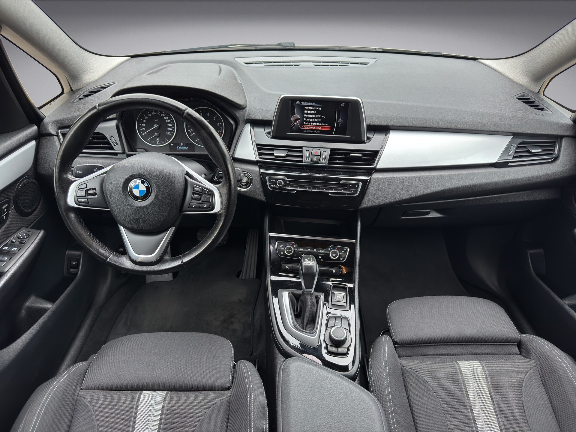 BMW 220i Gran Tourer Steptronic-image-10