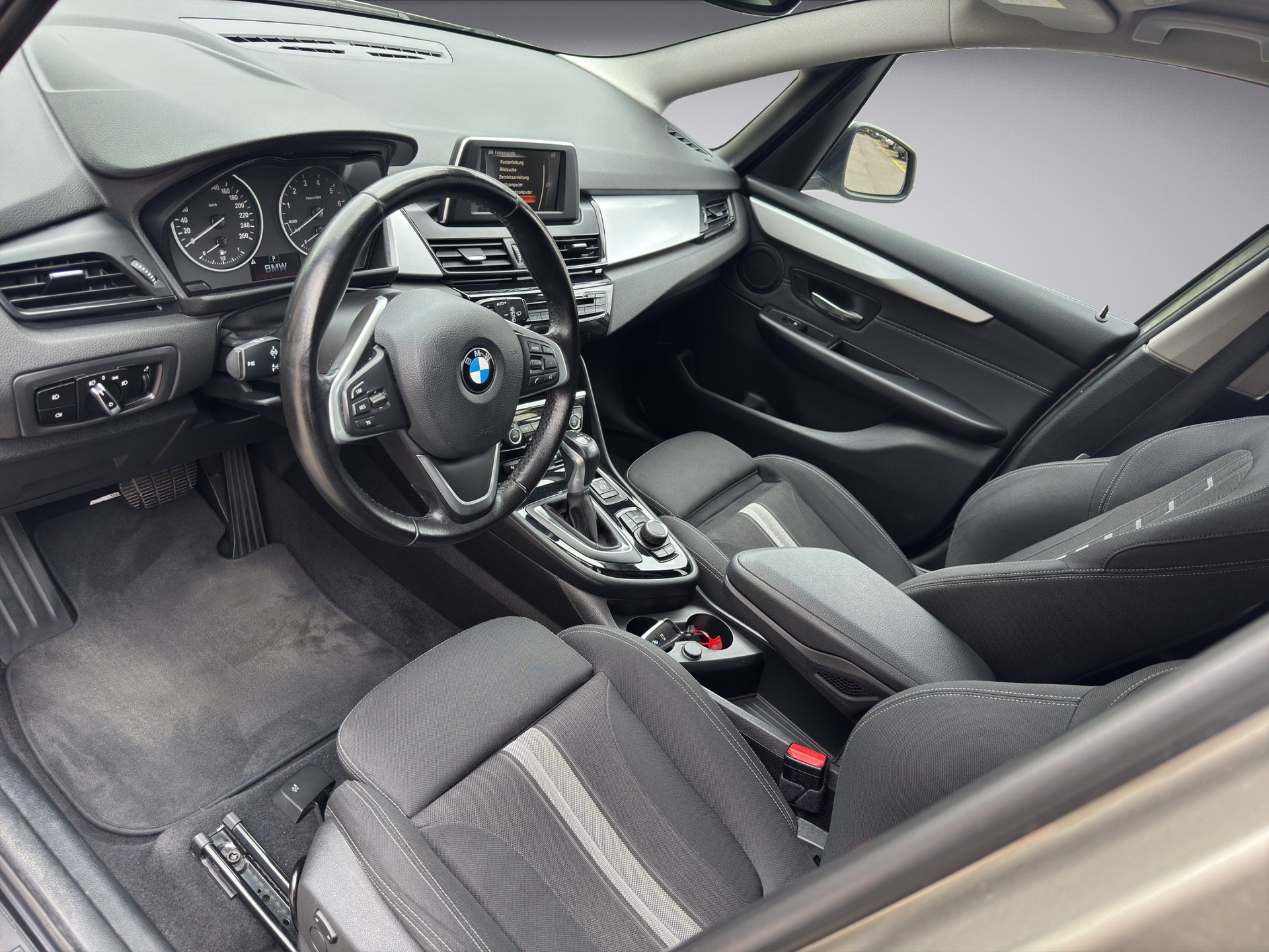 BMW 220i Gran Tourer Steptronic-image-8
