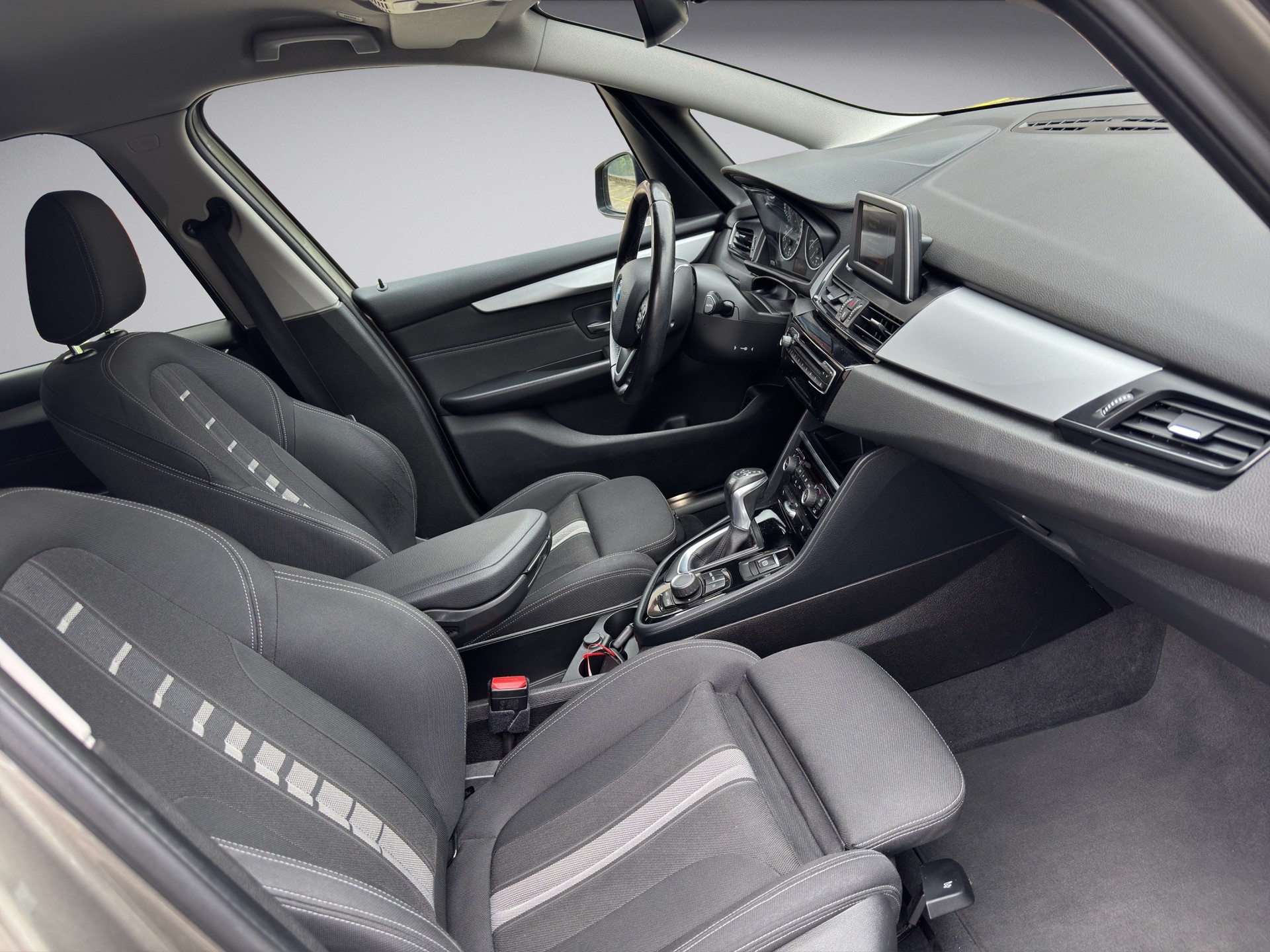 BMW 220i Gran Tourer Steptronic-image-11