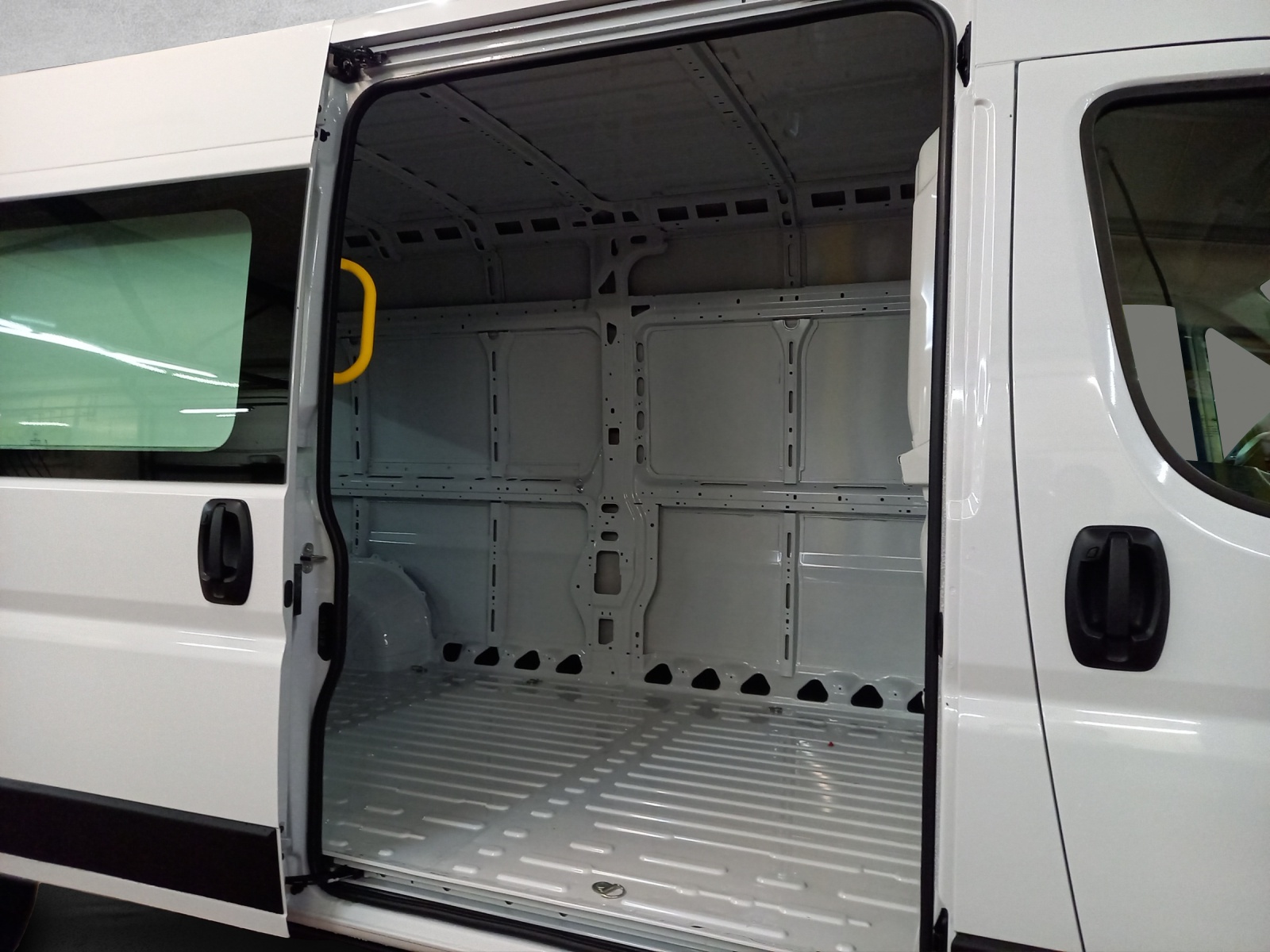 PEUGEOT e-Boxer Kaw. 435 L3H2 110 kWh-image-12