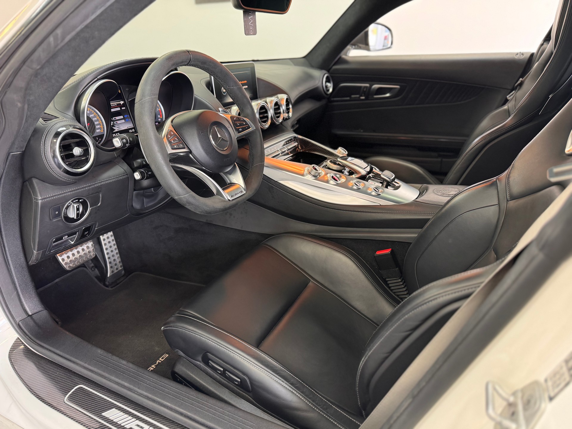MERCEDES-BENZ AMG GT S Speedshift DCT *Keramik Bremsanlage / Performance Sitze / Carbon Paket / Panorama / Burmester*-image-7