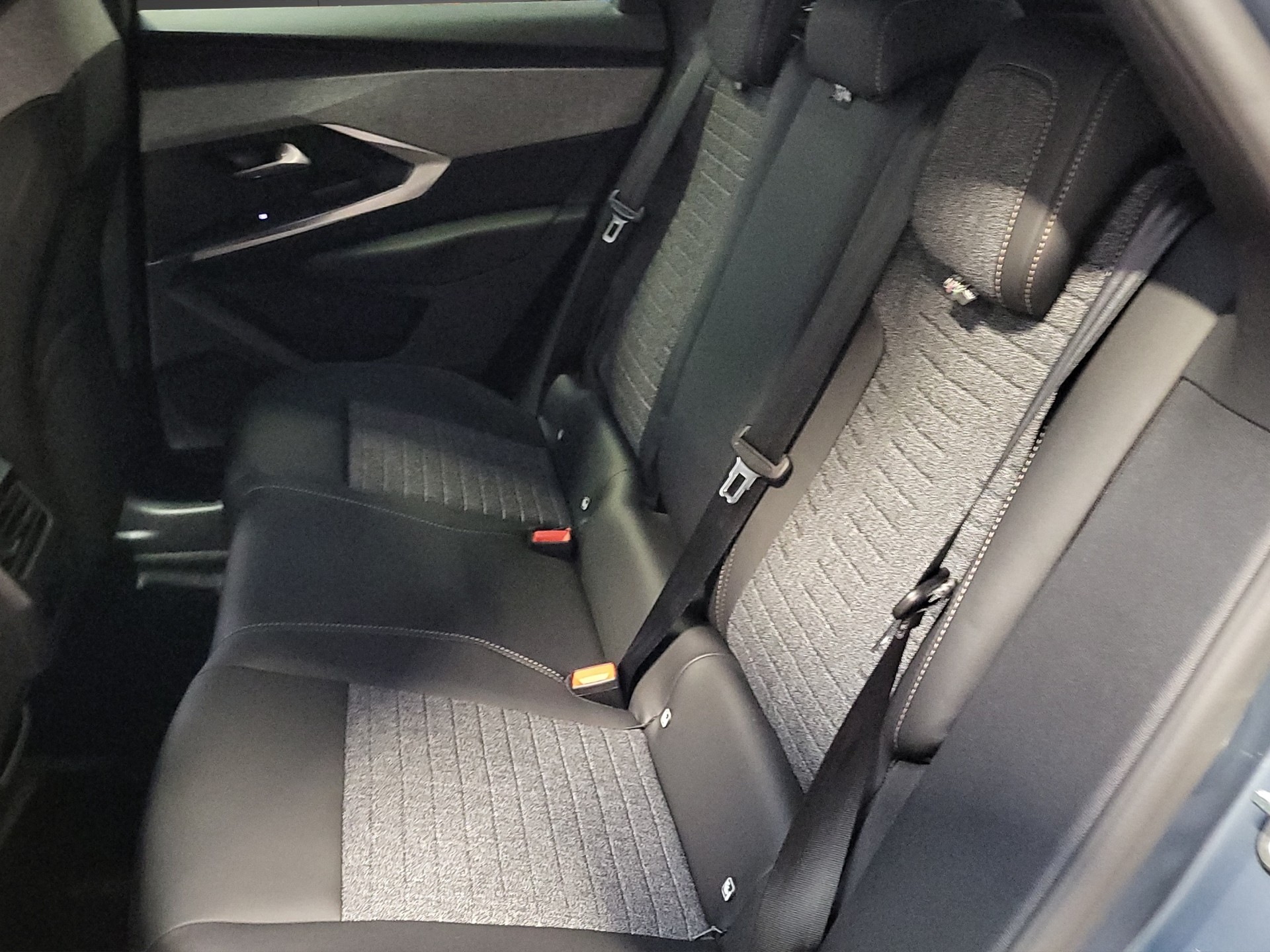 PEUGEOT 3008 1.2 MHEV Allure Premium-image-5