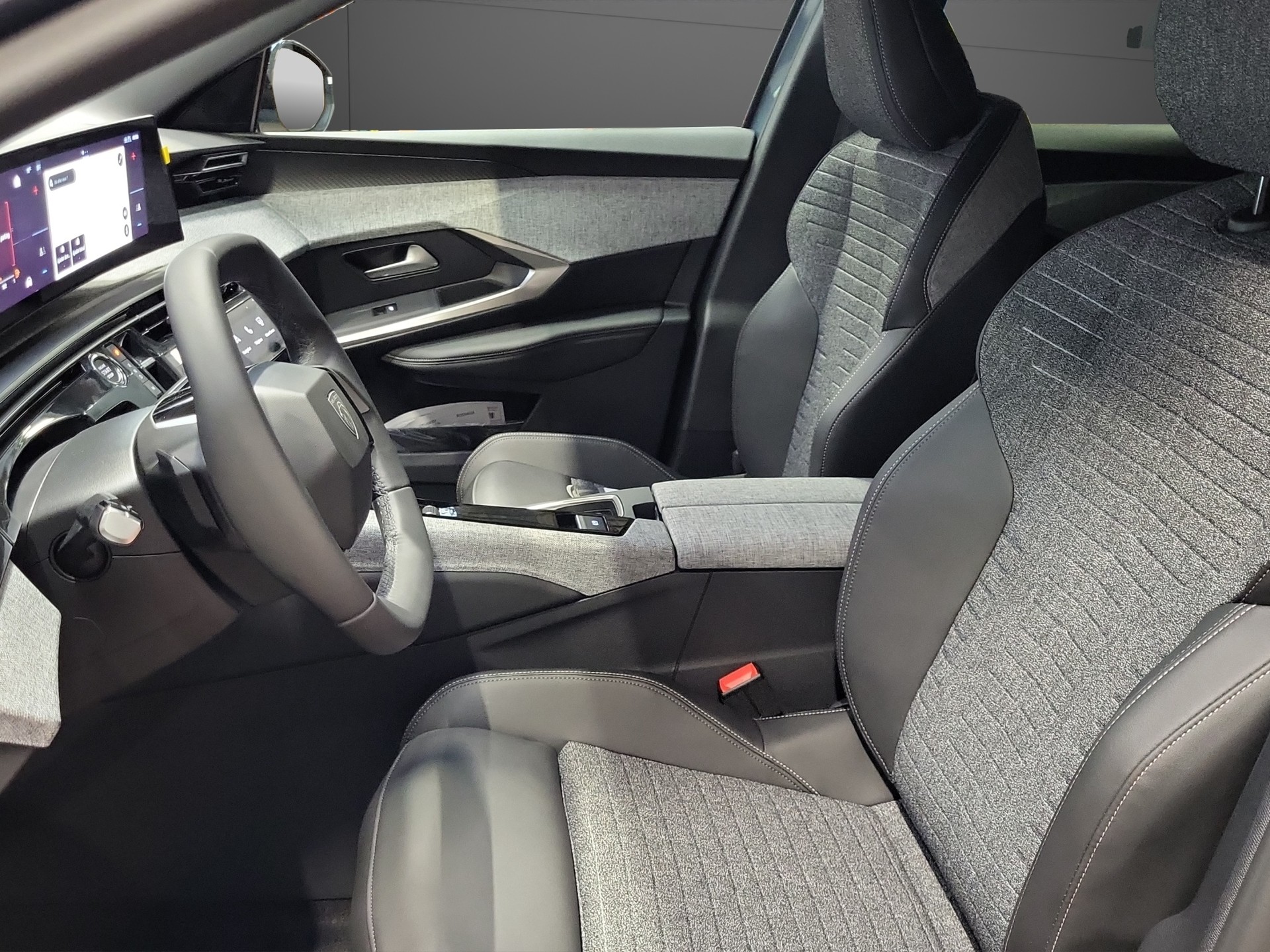 PEUGEOT 3008 1.2 MHEV Allure Premium-image-4