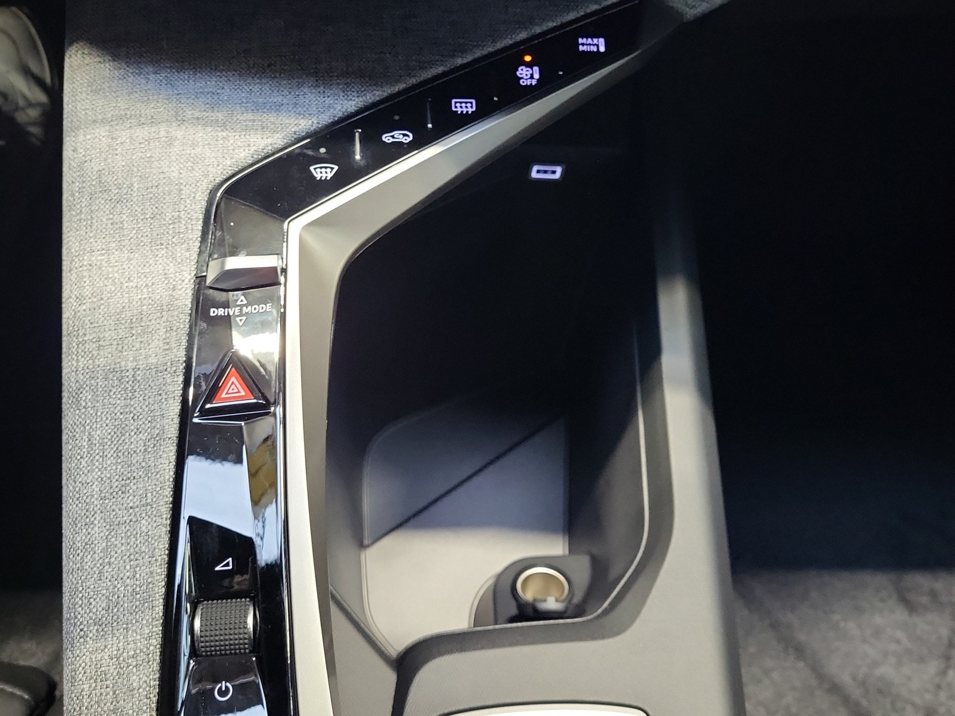 PEUGEOT 3008 1.2 MHEV Allure Premium-image-9