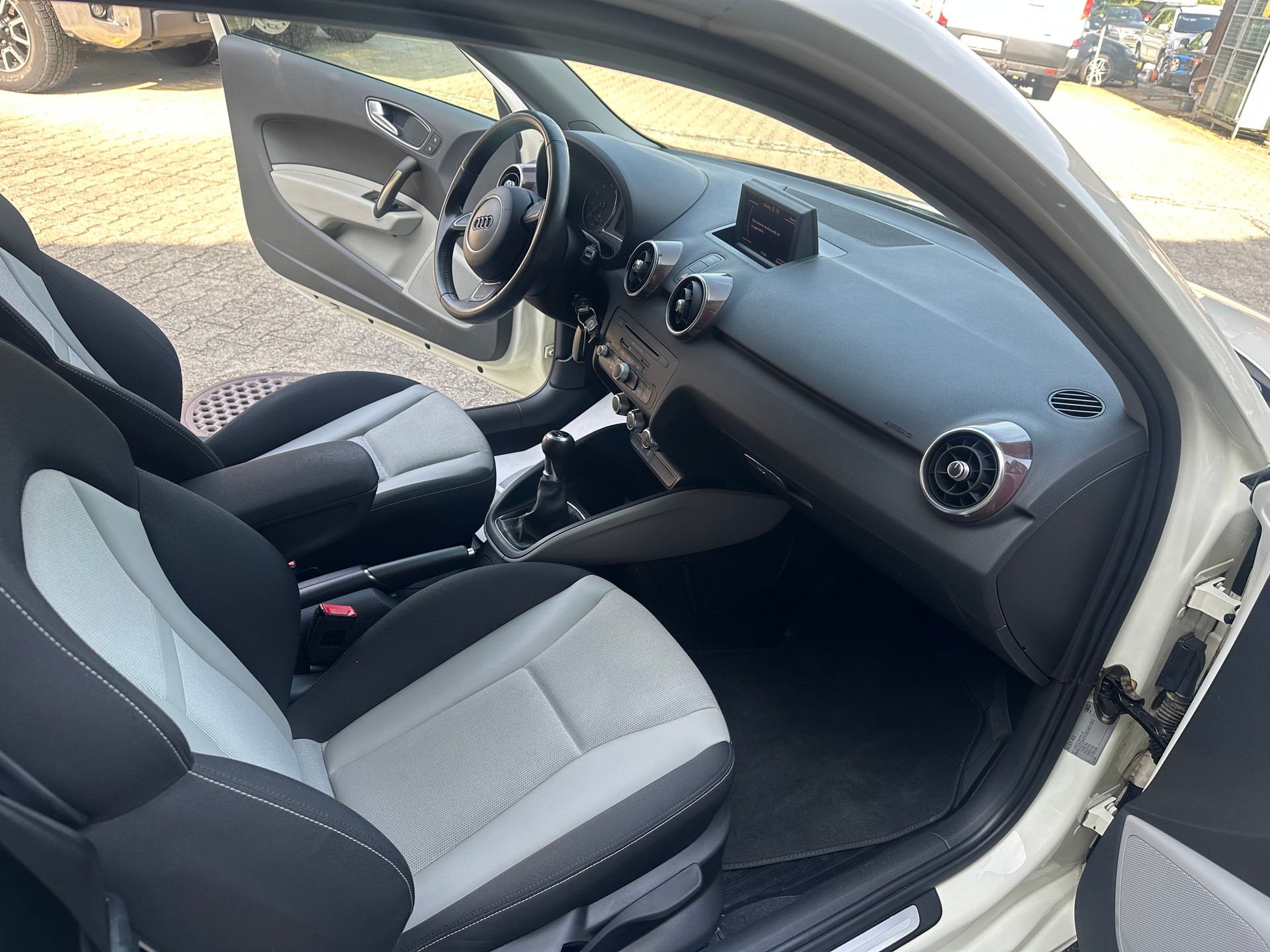 AUDI A1 1.2 TFSI Attraction-image-9