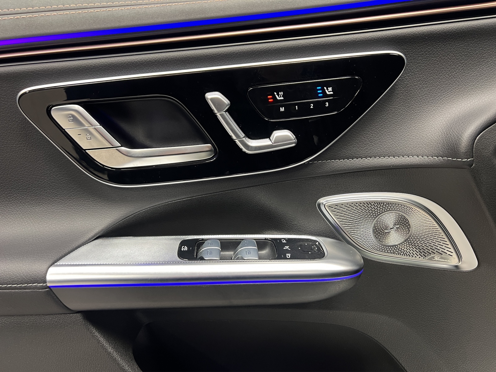 MERCEDES-BENZ EQE SUV 350 4 M Ecellence AMG Line-image-12