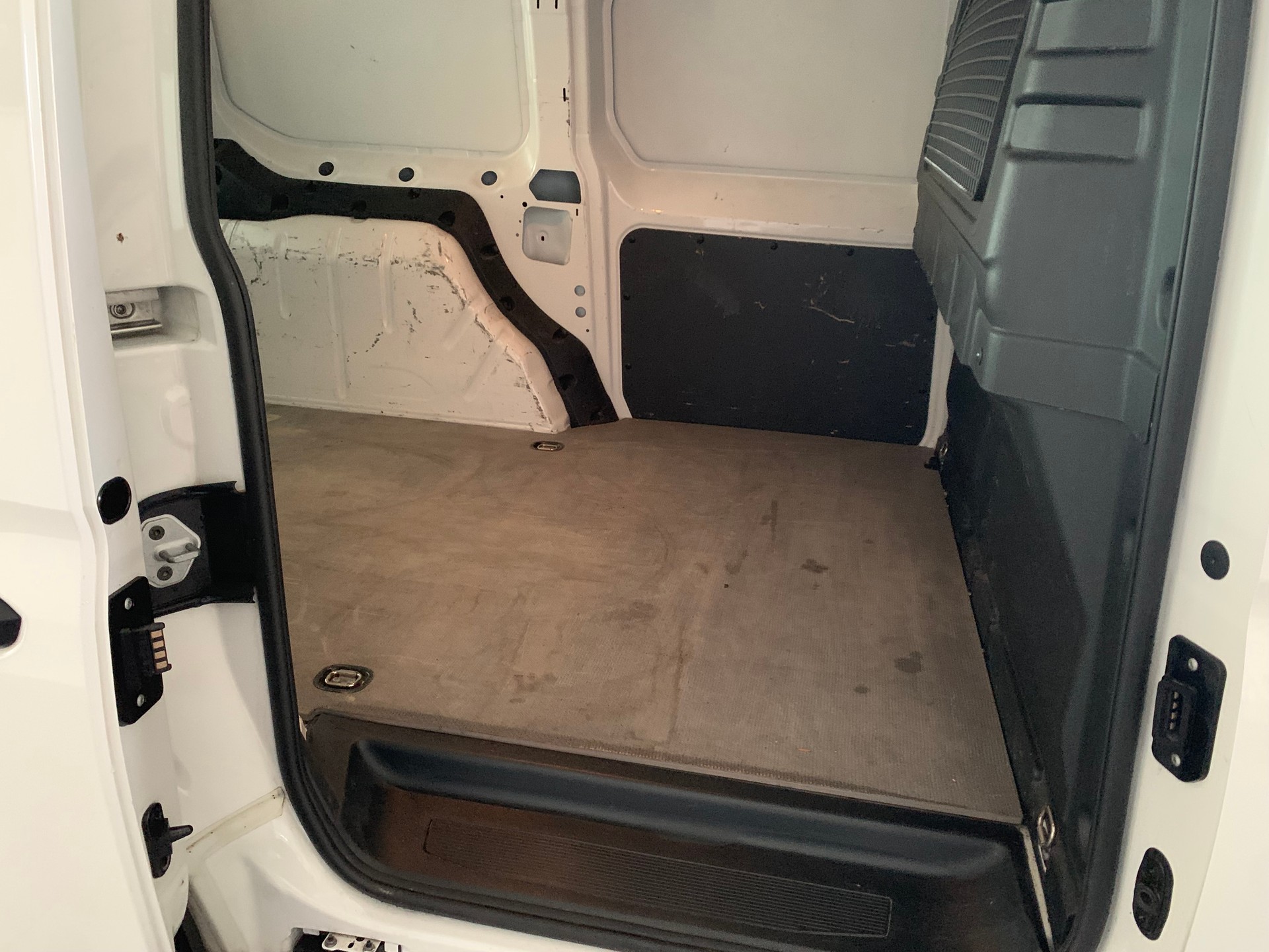 VW Caddy Cargo 2.0TDI Maxi MIT NAVIGATION UND KLIMA-image-9