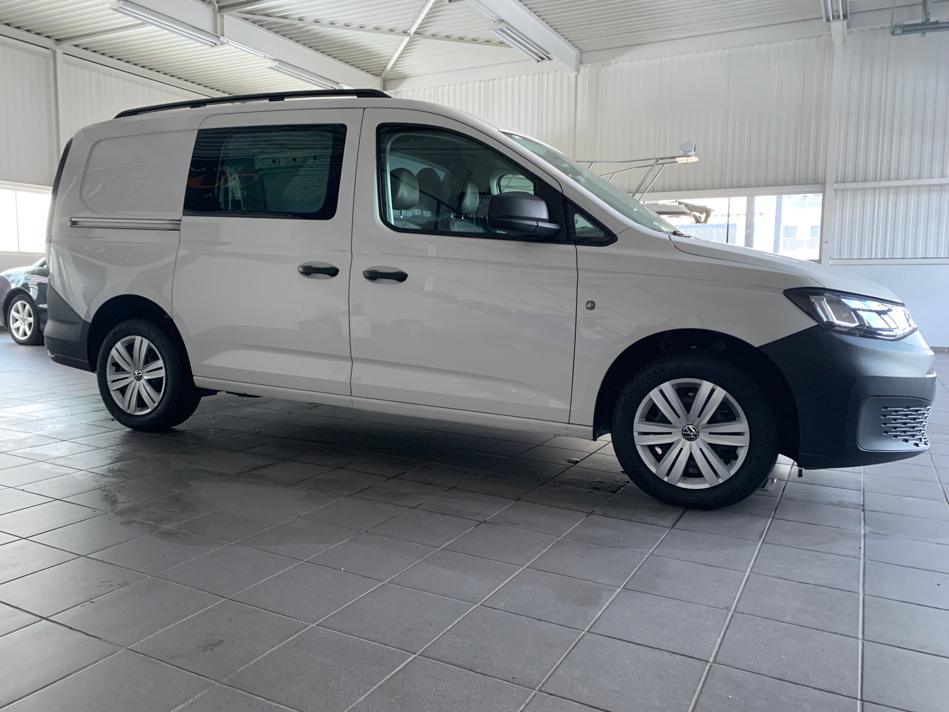 VW Caddy Cargo 2.0TDI Maxi MIT NAVIGATION UND KLIMA-image-1