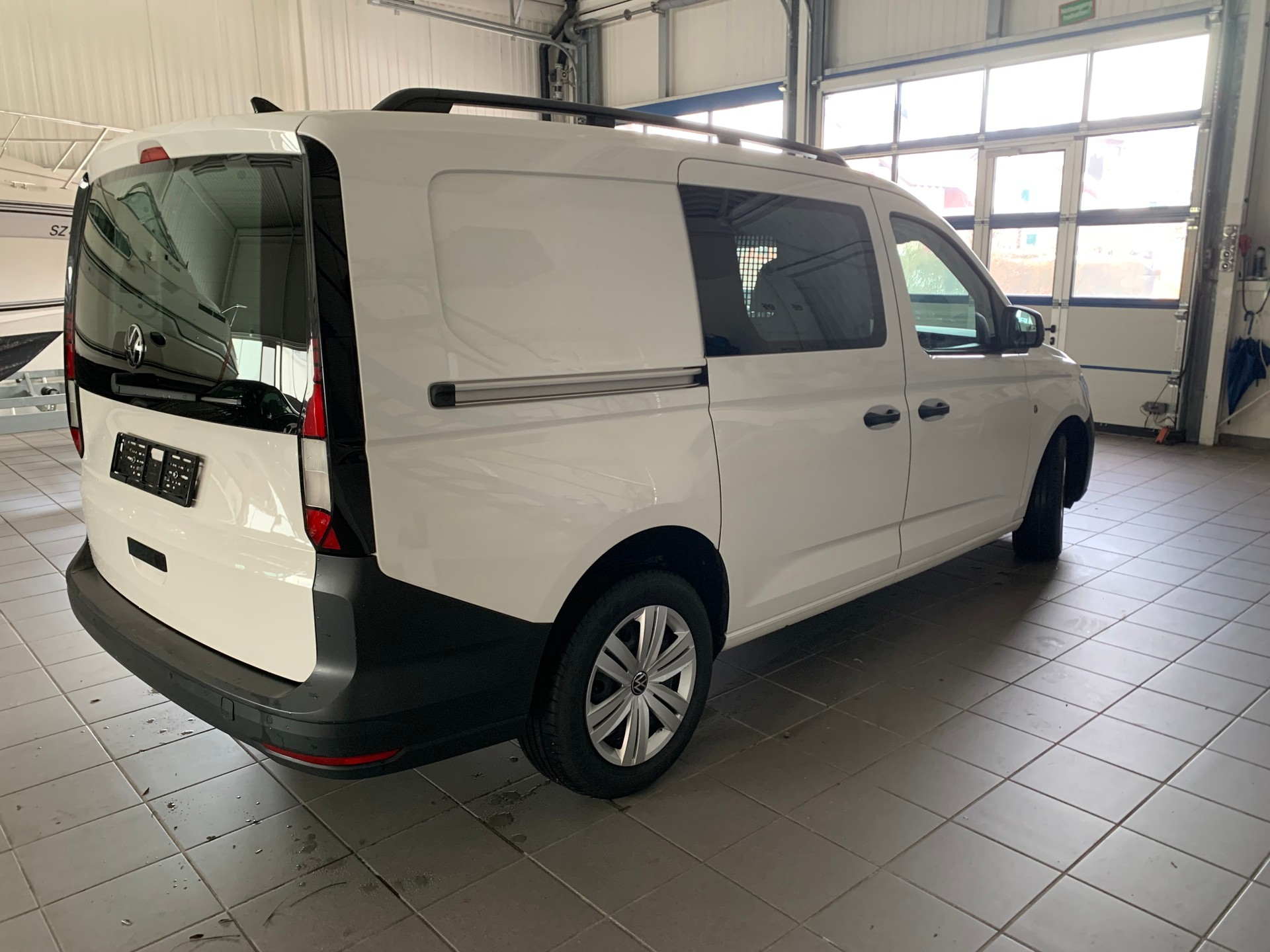 VW Caddy Cargo 2.0TDI Maxi MIT NAVIGATION UND KLIMA-image-5