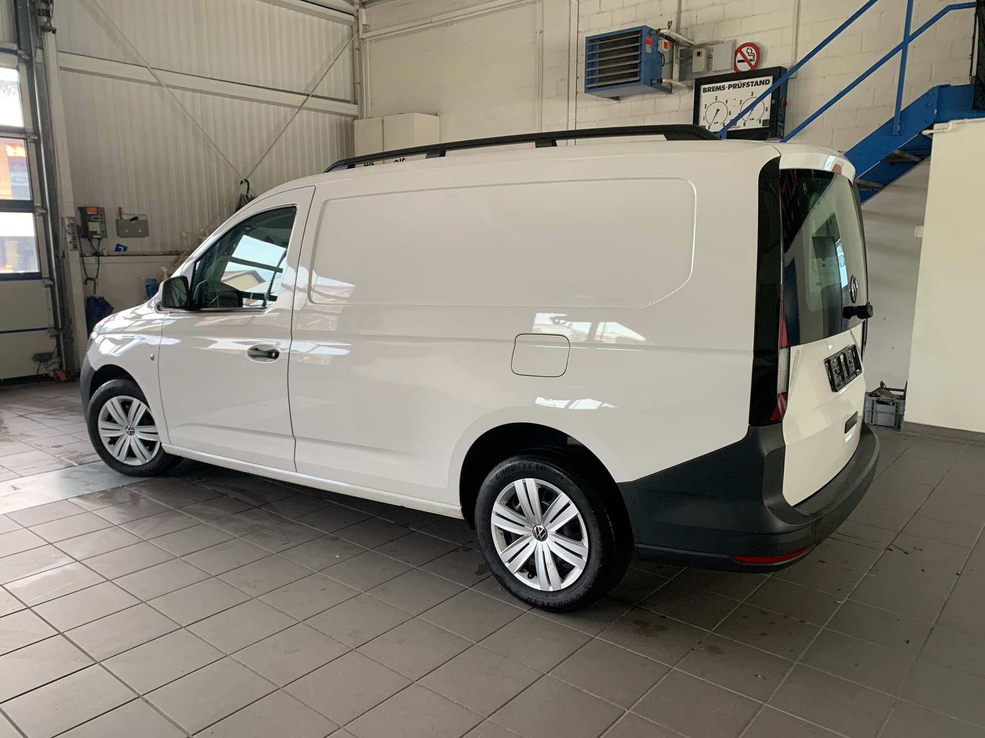 VW Caddy Cargo 2.0TDI Maxi MIT NAVIGATION UND KLIMA-image-4