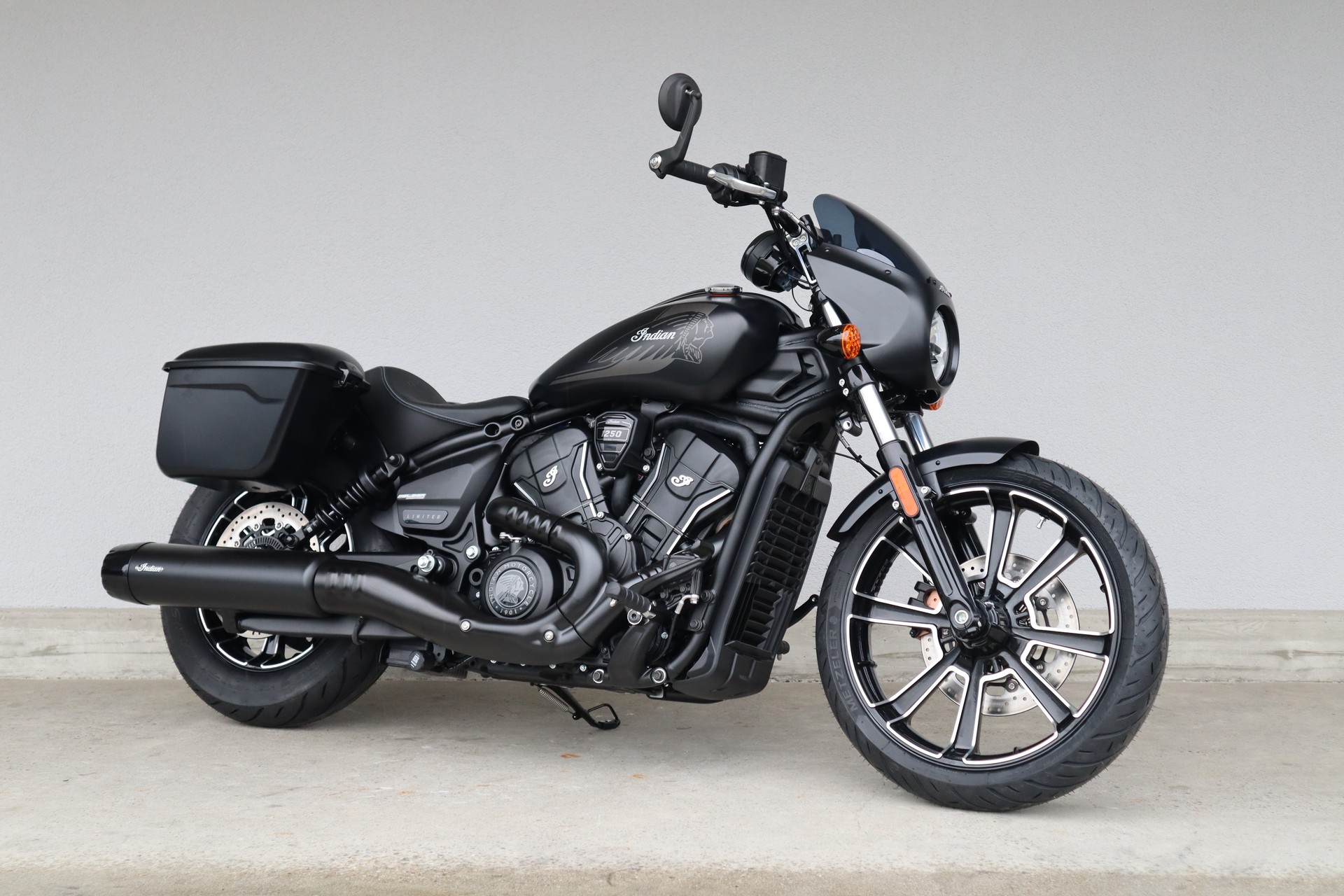 INDIAN Scout Sport RT LT + Tech-showroom-element-2