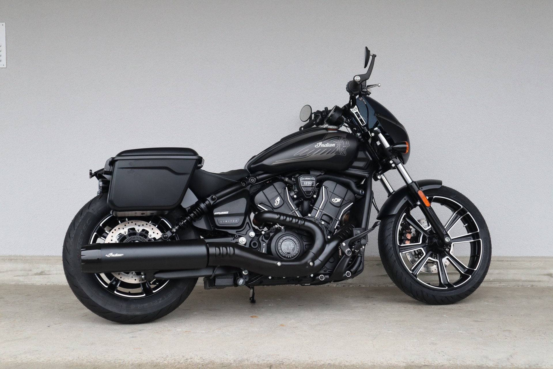 INDIAN Scout Sport RT LT + Tech-showroom-element-3
