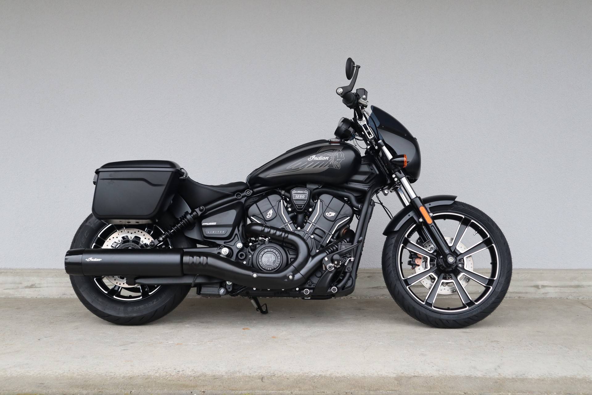 INDIAN Scout Sport RT LT + Tech-showroom-element-1