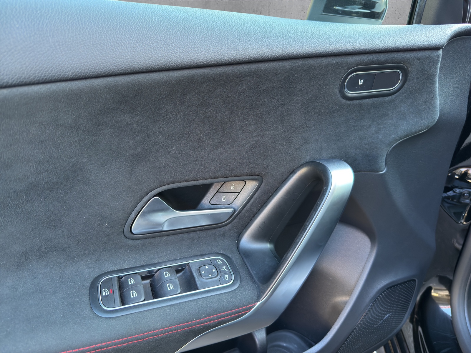 MERCEDES-BENZ A 220 AMG Line 7G-DCT 4Matic-image-8