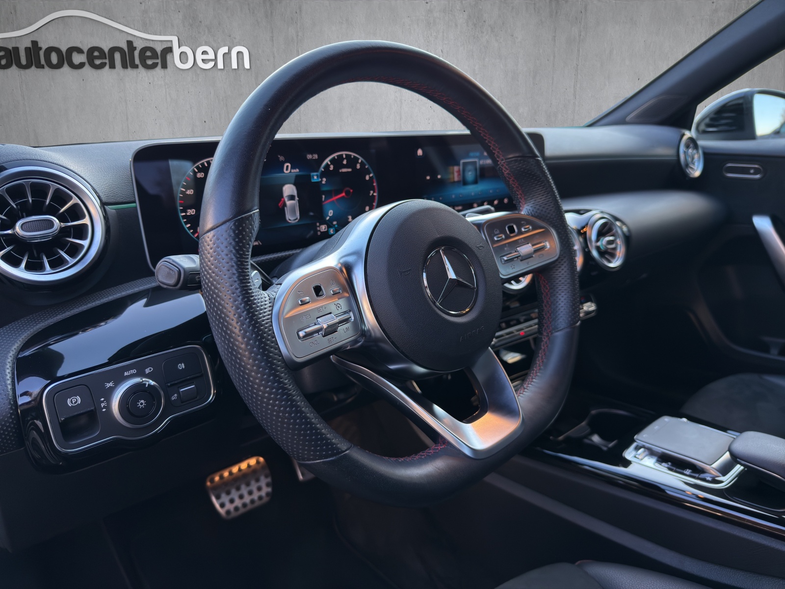 MERCEDES-BENZ A 220 AMG Line 7G-DCT 4Matic-image-10