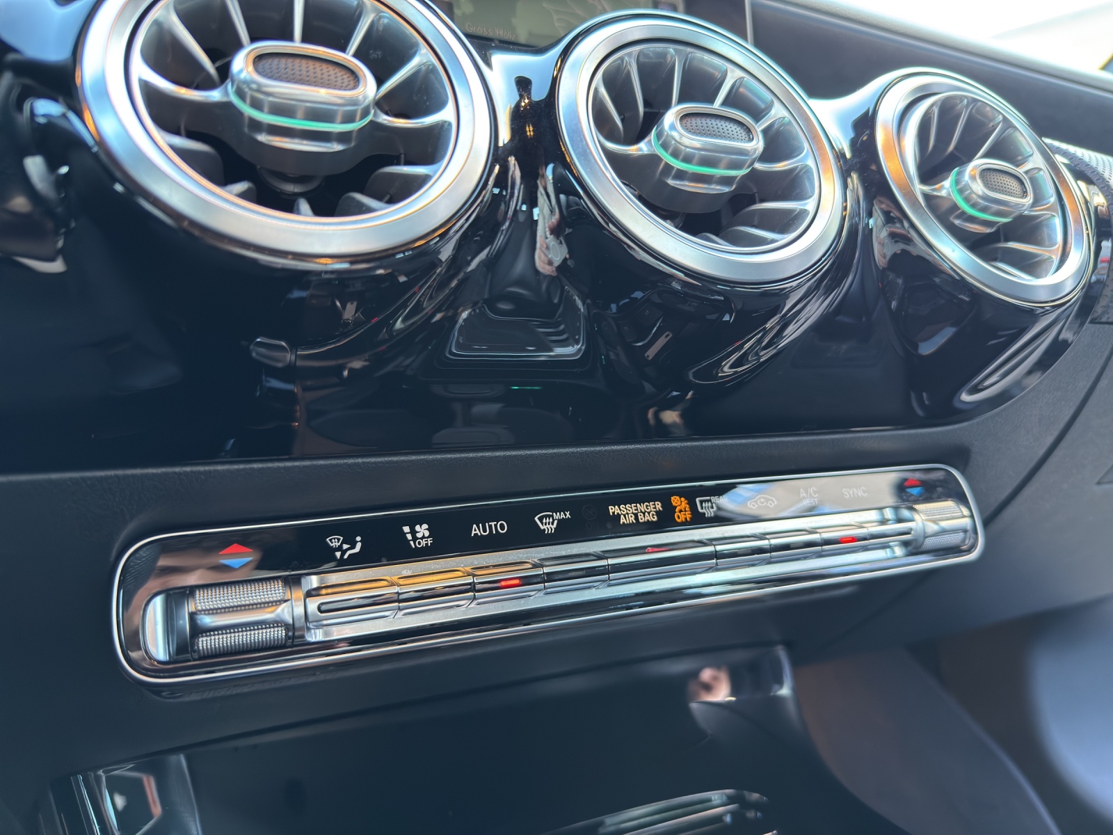 MERCEDES-BENZ A 220 AMG Line 7G-DCT 4Matic-image-13
