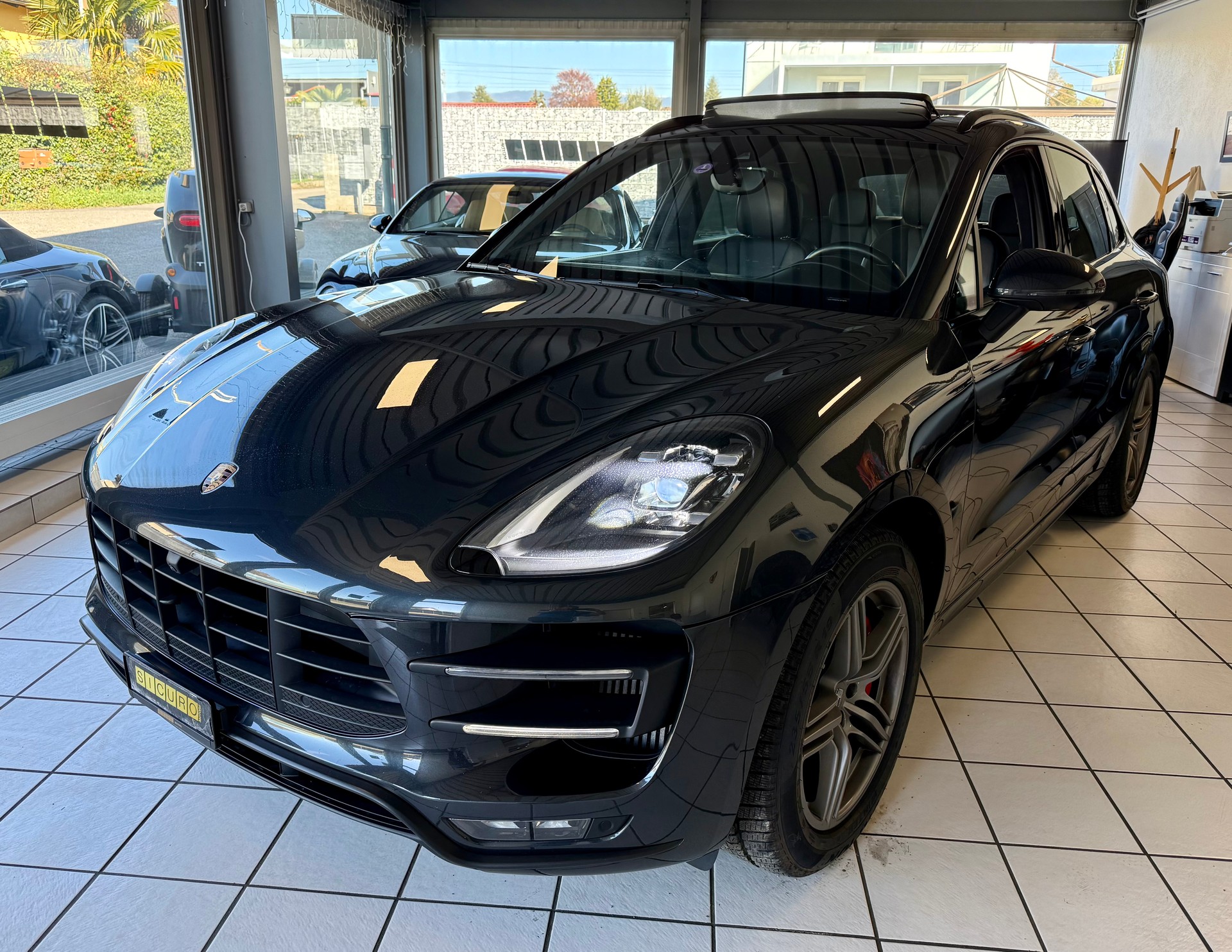 PORSCHE Macan Turbo Performance PDK-showroom-element-3
