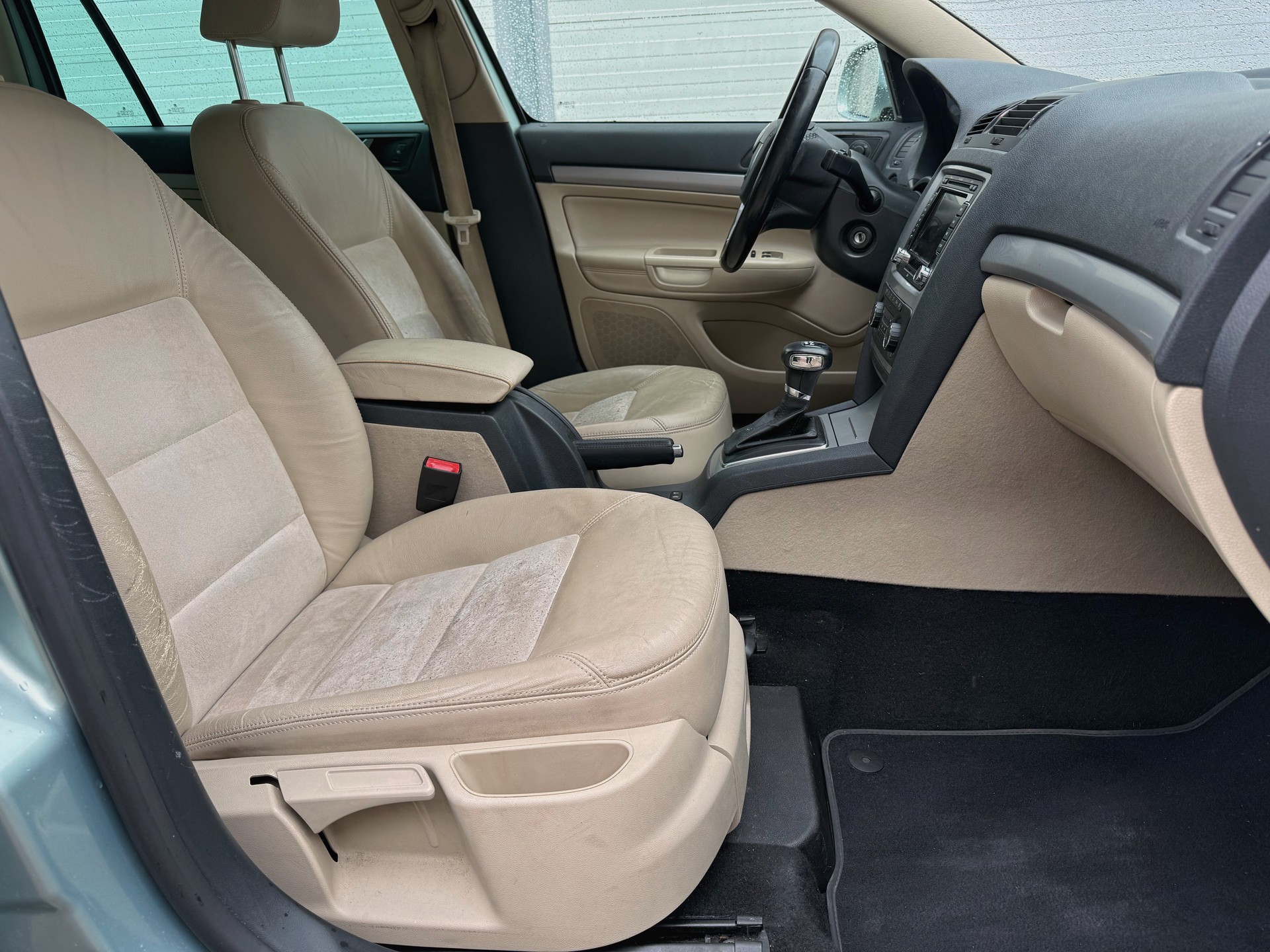 SKODA Octavia Combi 2.0 TDI Elegance 4x4 DSG | Frisch MFK | Top Zustand-image-5
