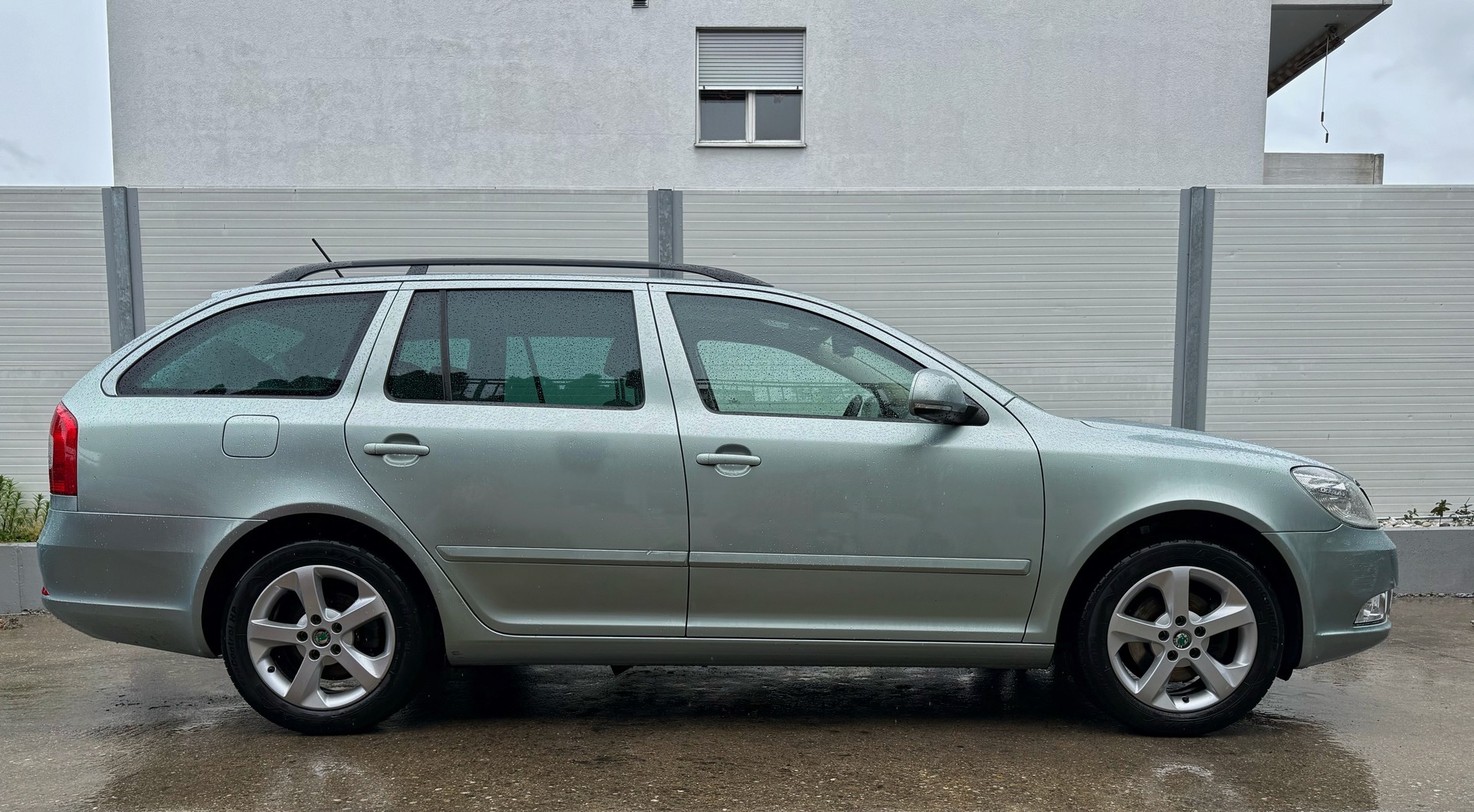 SKODA Octavia Combi 2.0 TDI Elegance 4x4 DSG | Frisch MFK | Top Zustand-image-2