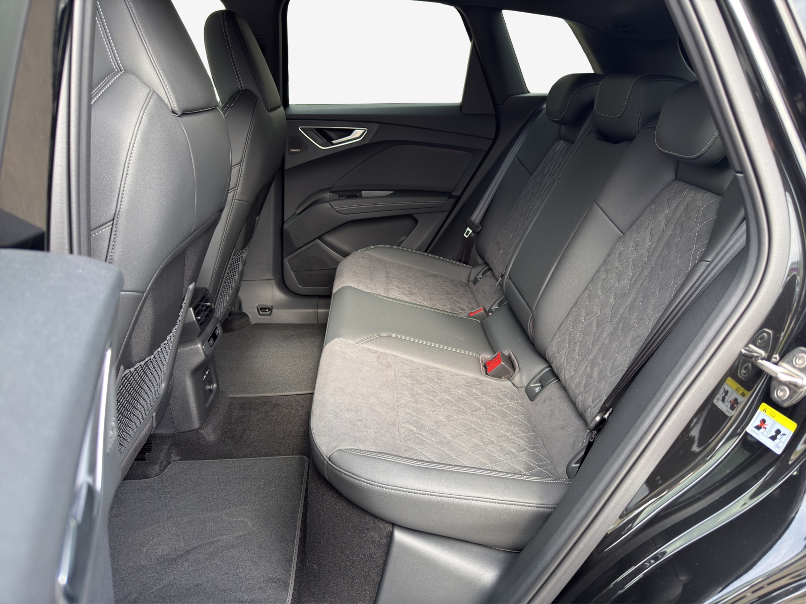 AUDI Q4 e-tron 45 Edition Swiss Ski quattro-image-11