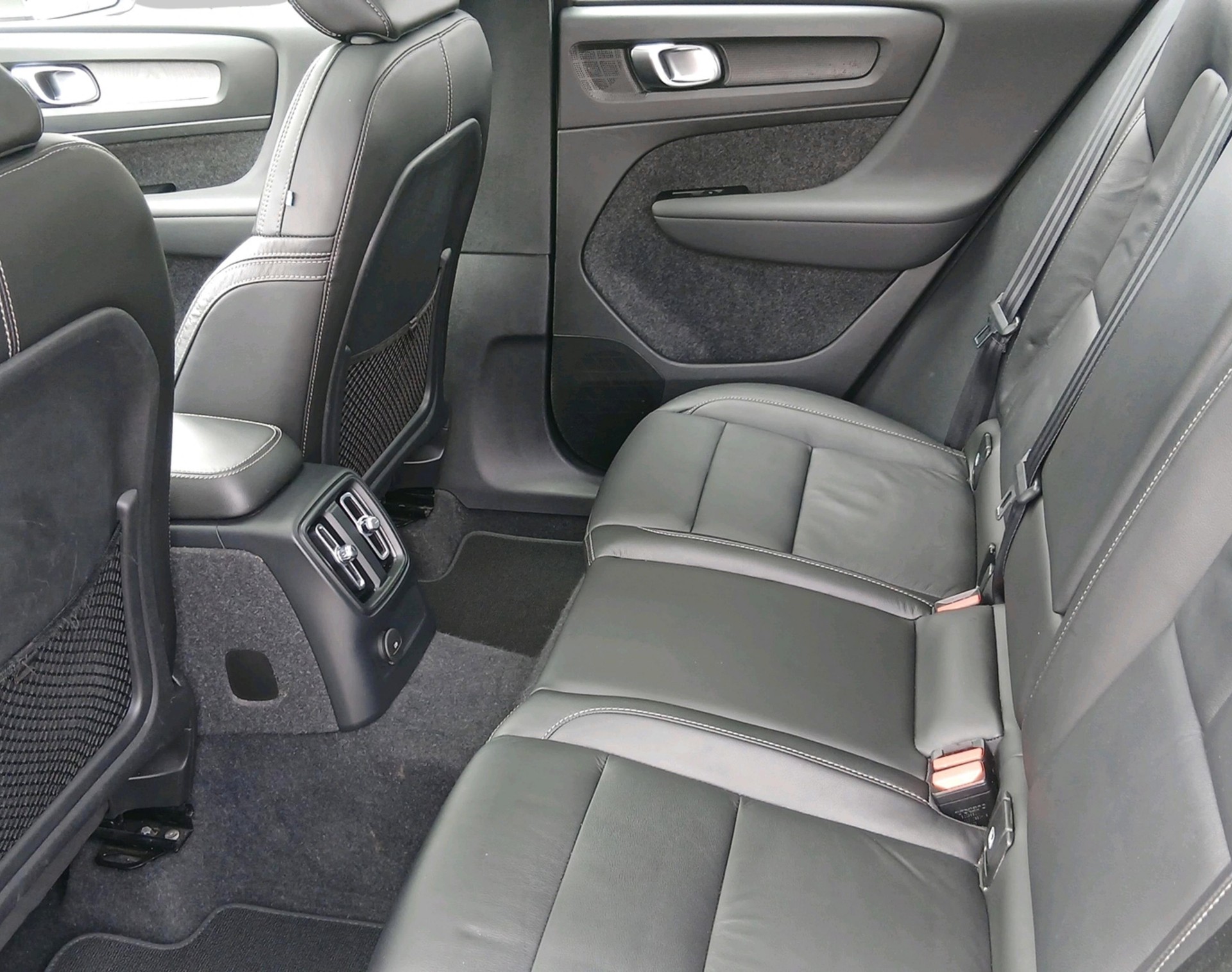 VOLVO XC40 1.5 T4 PiH Inscription-image-3