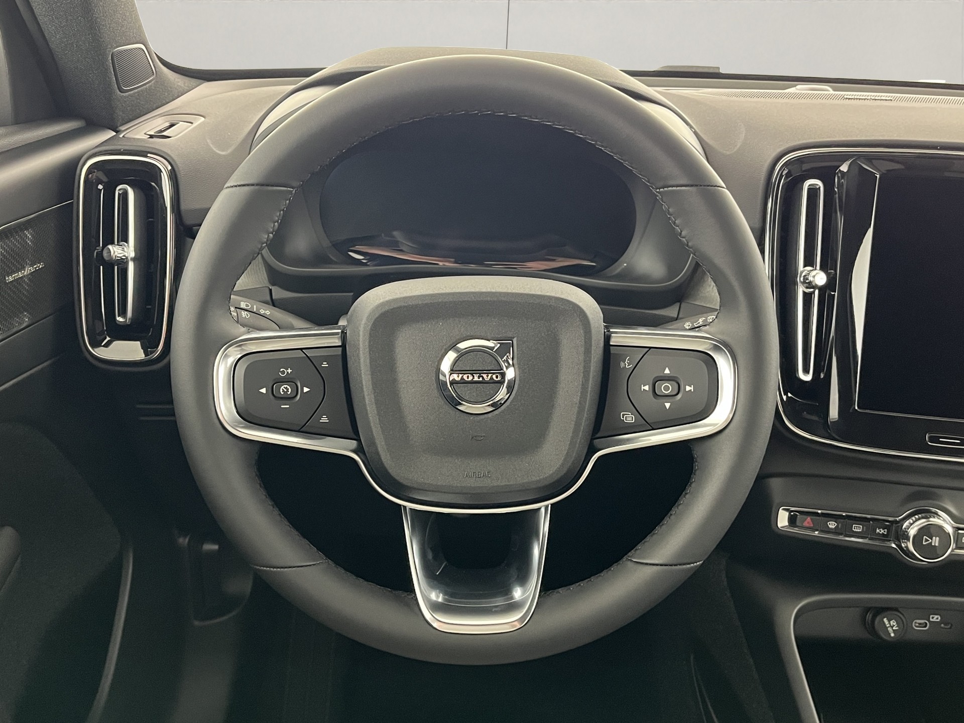 VOLVO EX40 Twin Performance Ultra AWD-image-10