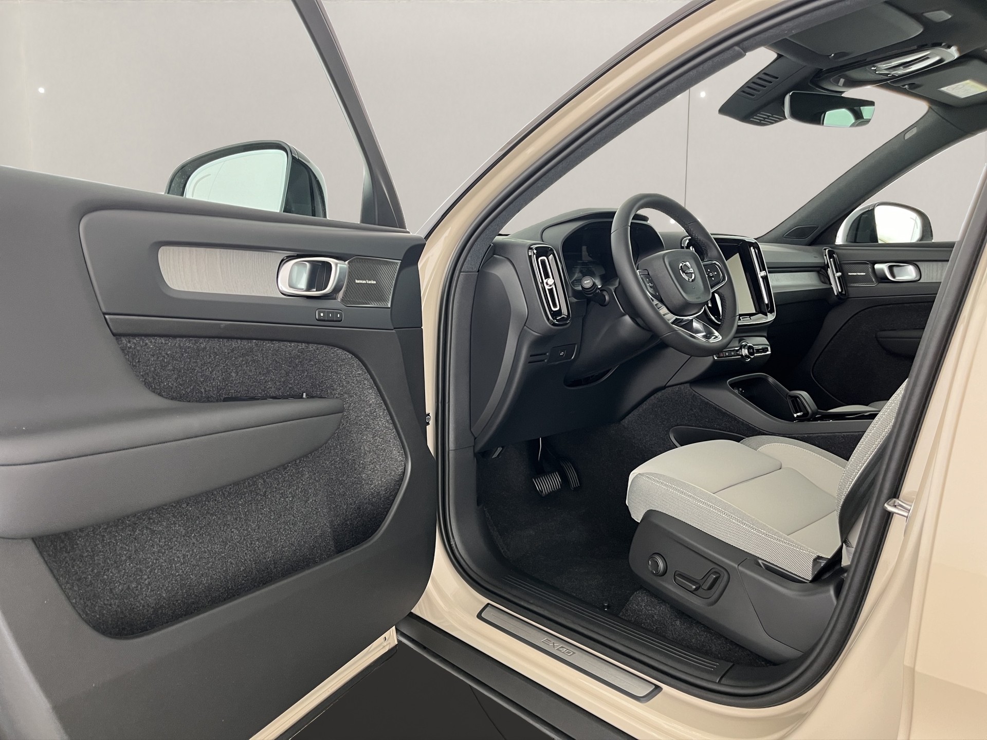 VOLVO EX40 Twin Performance Ultra AWD-image-8