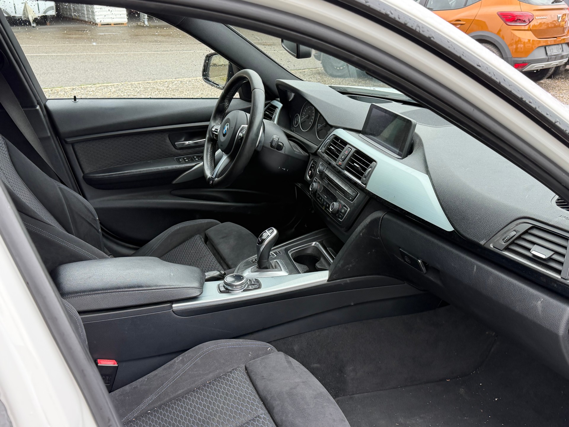 BMW 330d xDrive Touring Luxury Line Steptronic-image-5