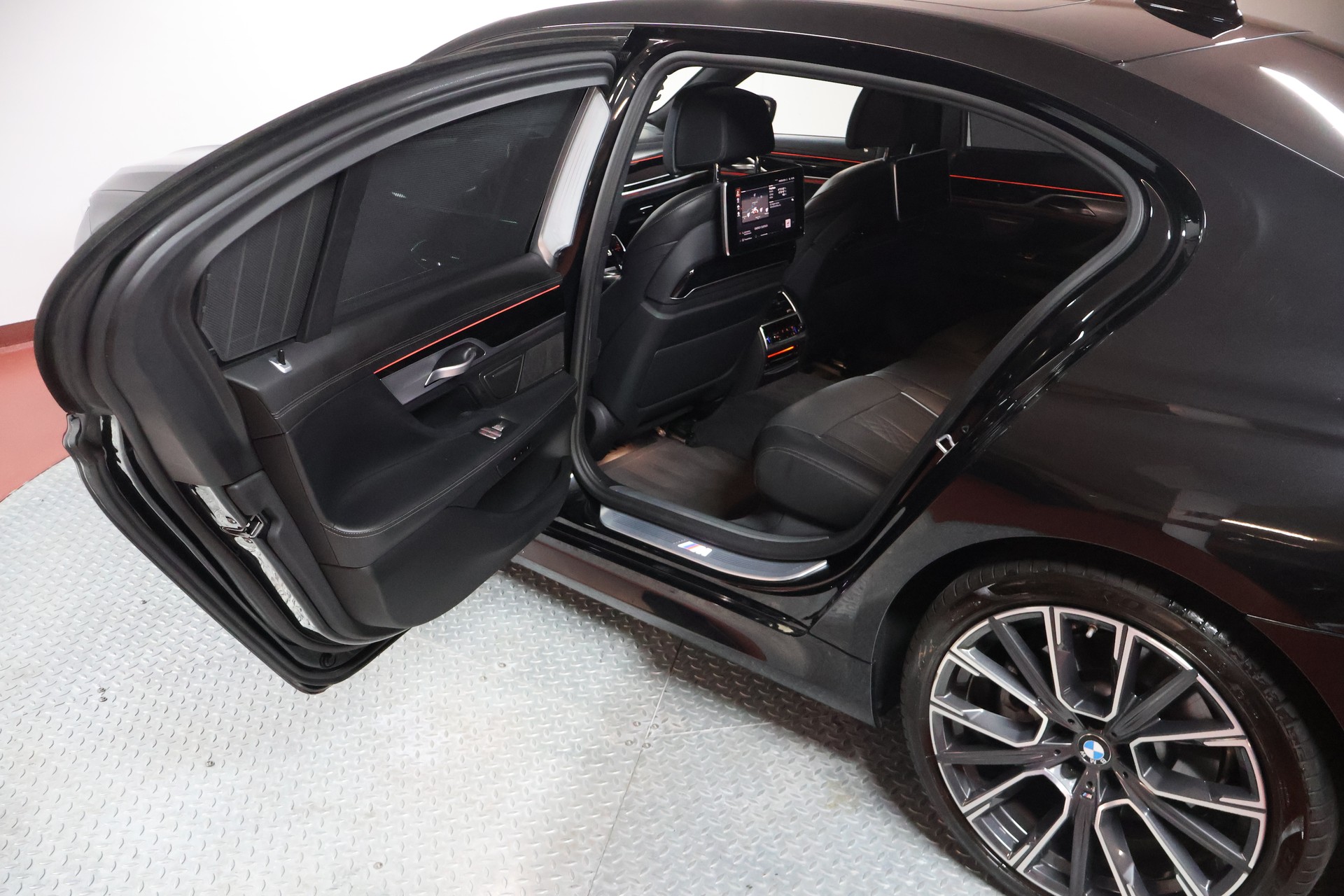 BMW 750Ld xDrive M Sport Steptronic-image-16