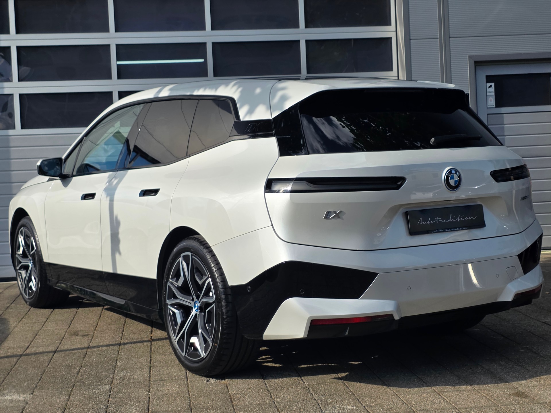 BMW iX xDrive40 ** VOLLAUSSTATTUNG - SoH Batterie 98.8% - MASSAGE SITZE - ASSISTENZ PLUS PAK. -KOMFORT PAK.- GARANTIE BIS 09.2030 **-image-1