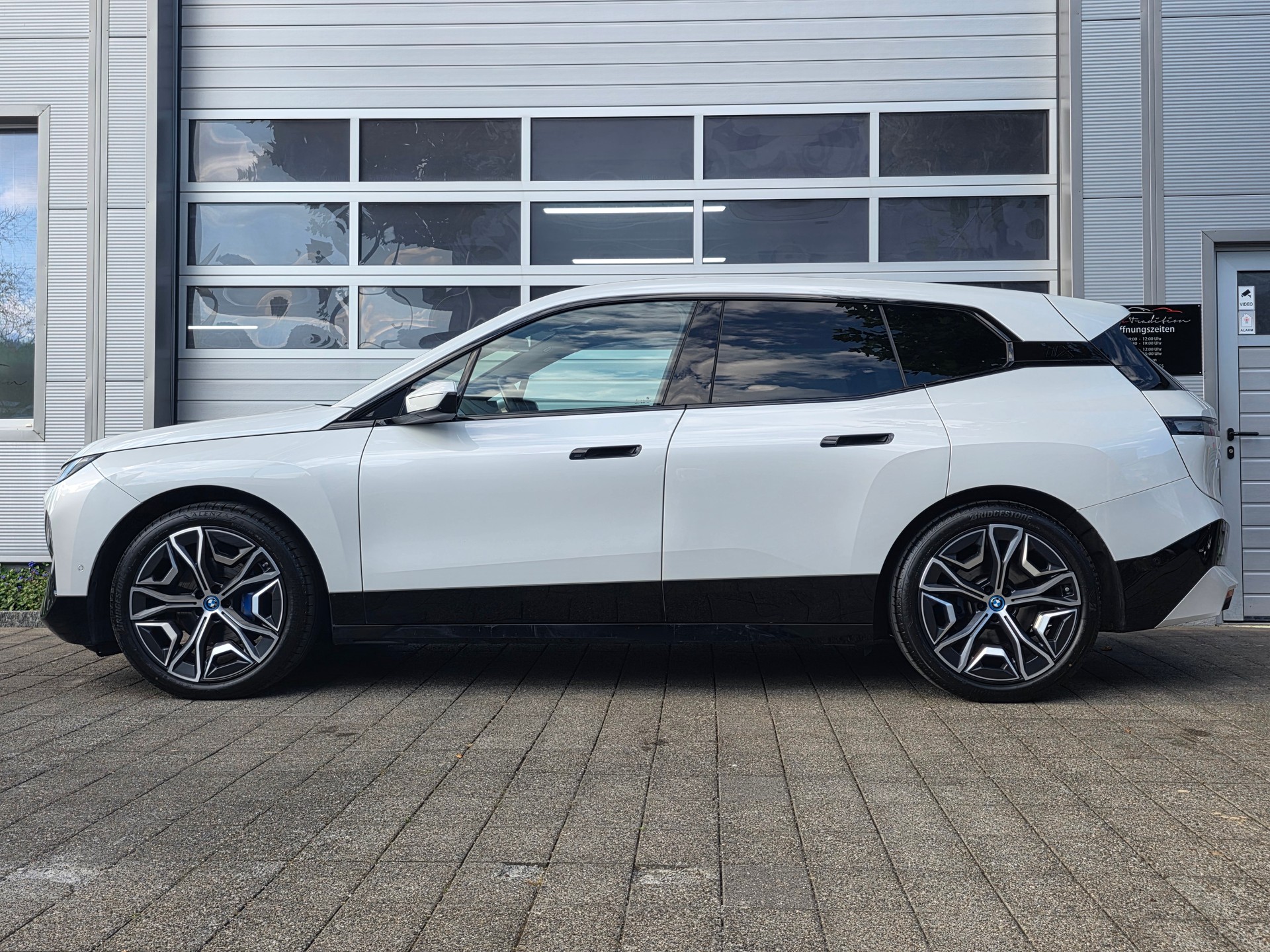 BMW iX xDrive40 ** VOLLAUSSTATTUNG - SoH Batterie 98.8% - MASSAGE SITZE - ASSISTENZ PLUS PAK. -KOMFORT PAK.- GARANTIE BIS 09.2030 **-image-3