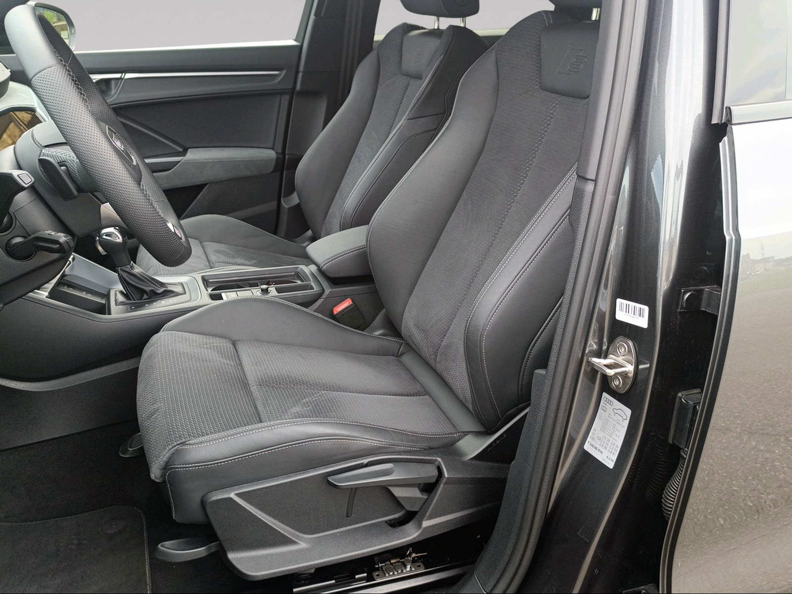 AUDI Q3 40 TDI S line quattro S-tronic-image-7