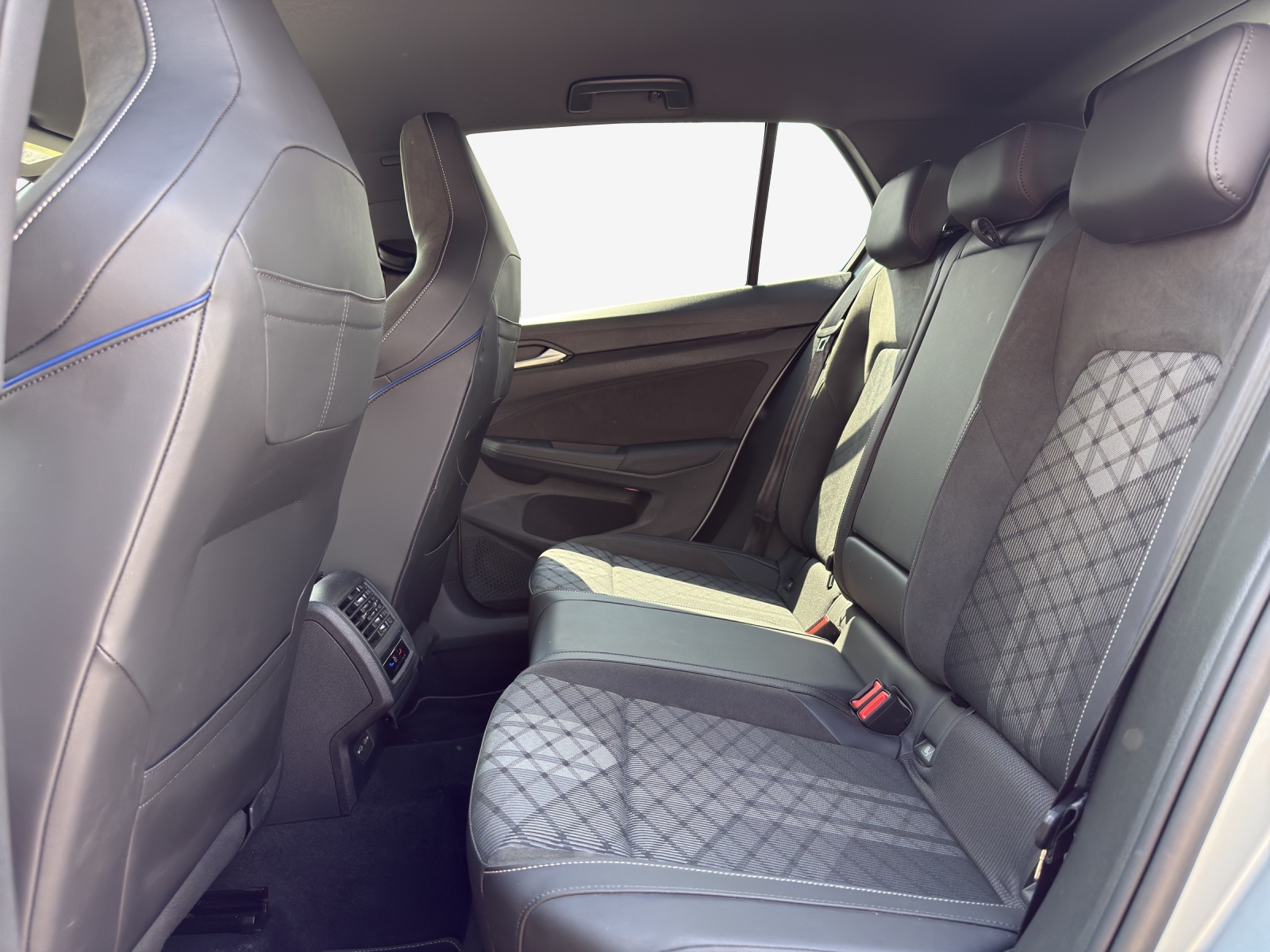 VW Golf 1.5 e TSI mHEV R-Line DSG-image-10