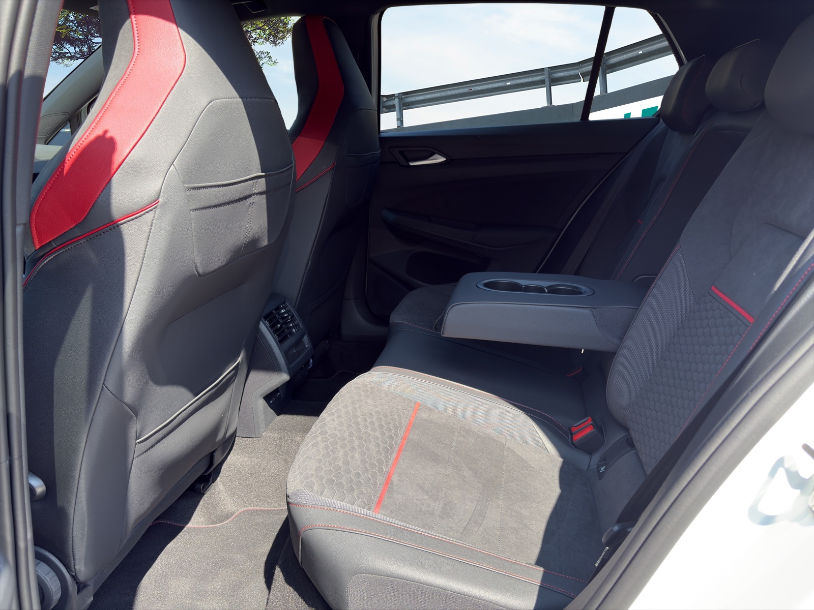 VW Golf 2.0 TSI GTI Clubsport DSG-image-7