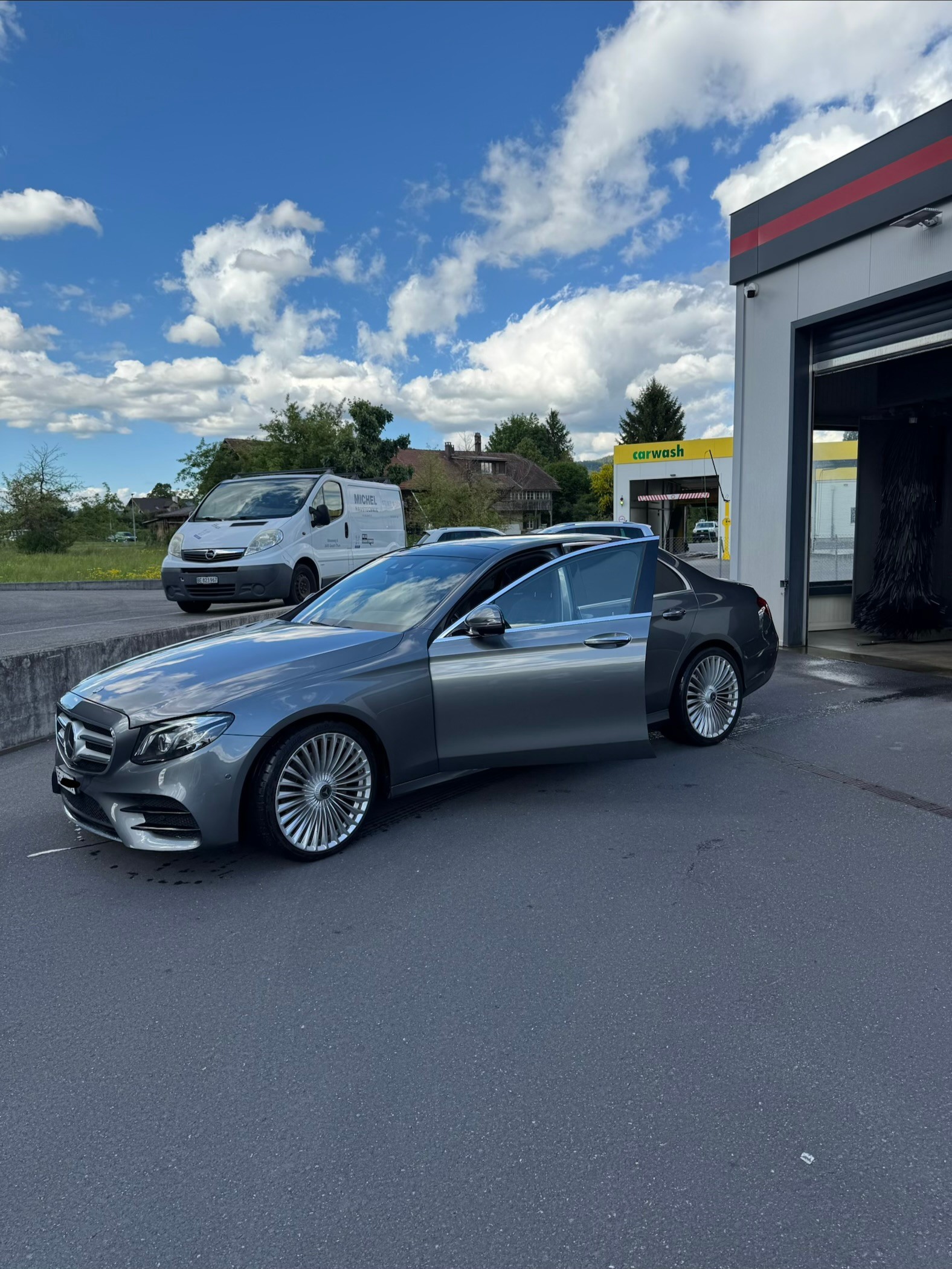 MERCEDES-BENZ E 220 d AMG Line-image-0