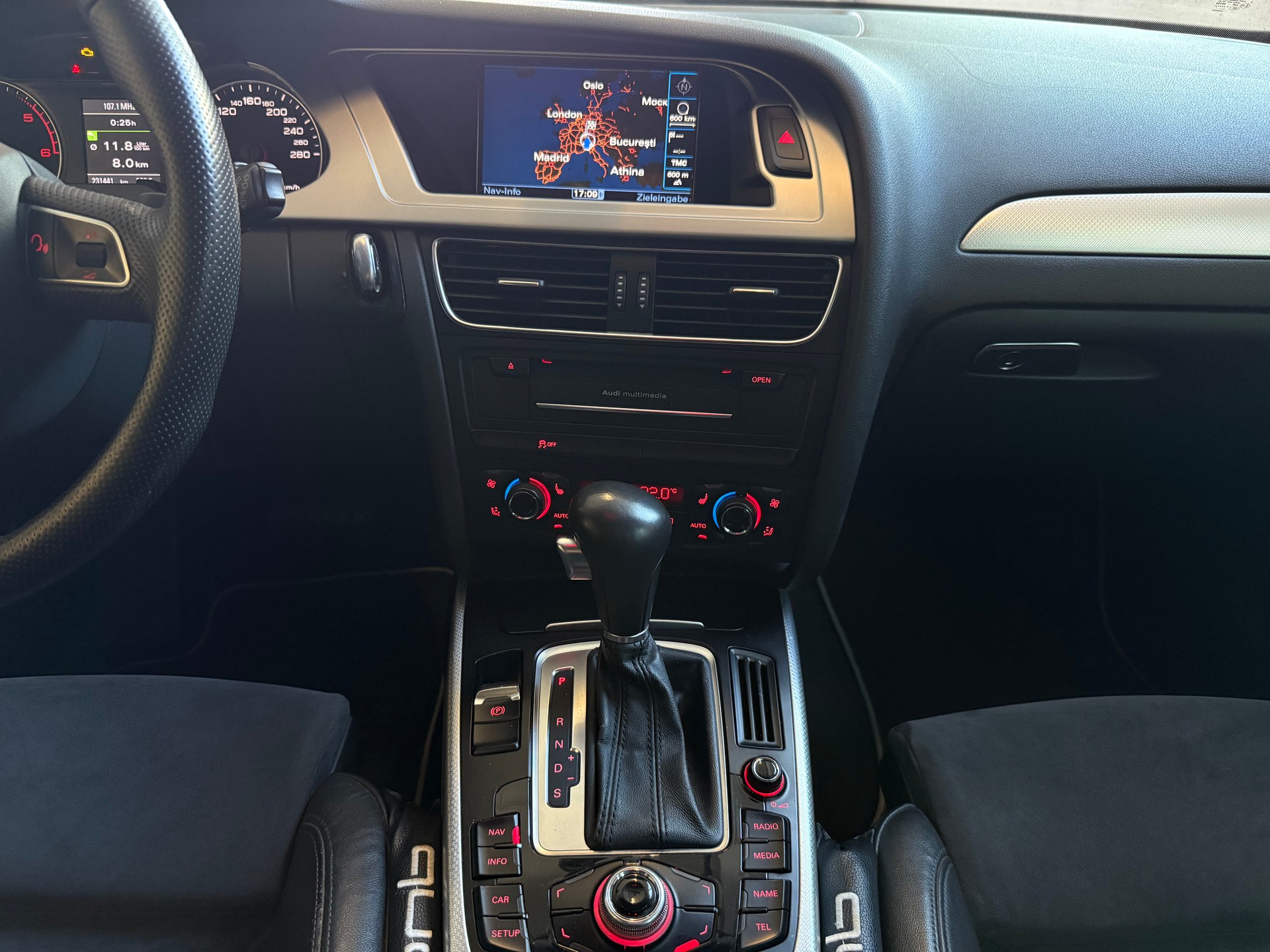 AUDI A4 Avant 3.0 TDI quattro S-tronic-image-14