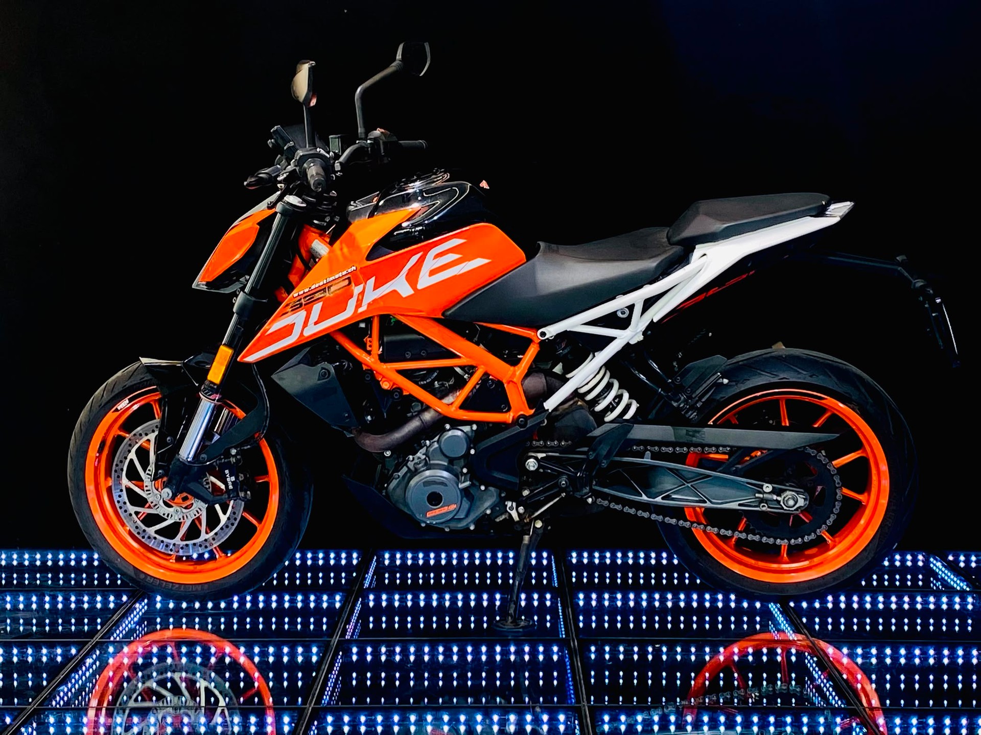 KTM 390 Duke ABS-showroom-element-3