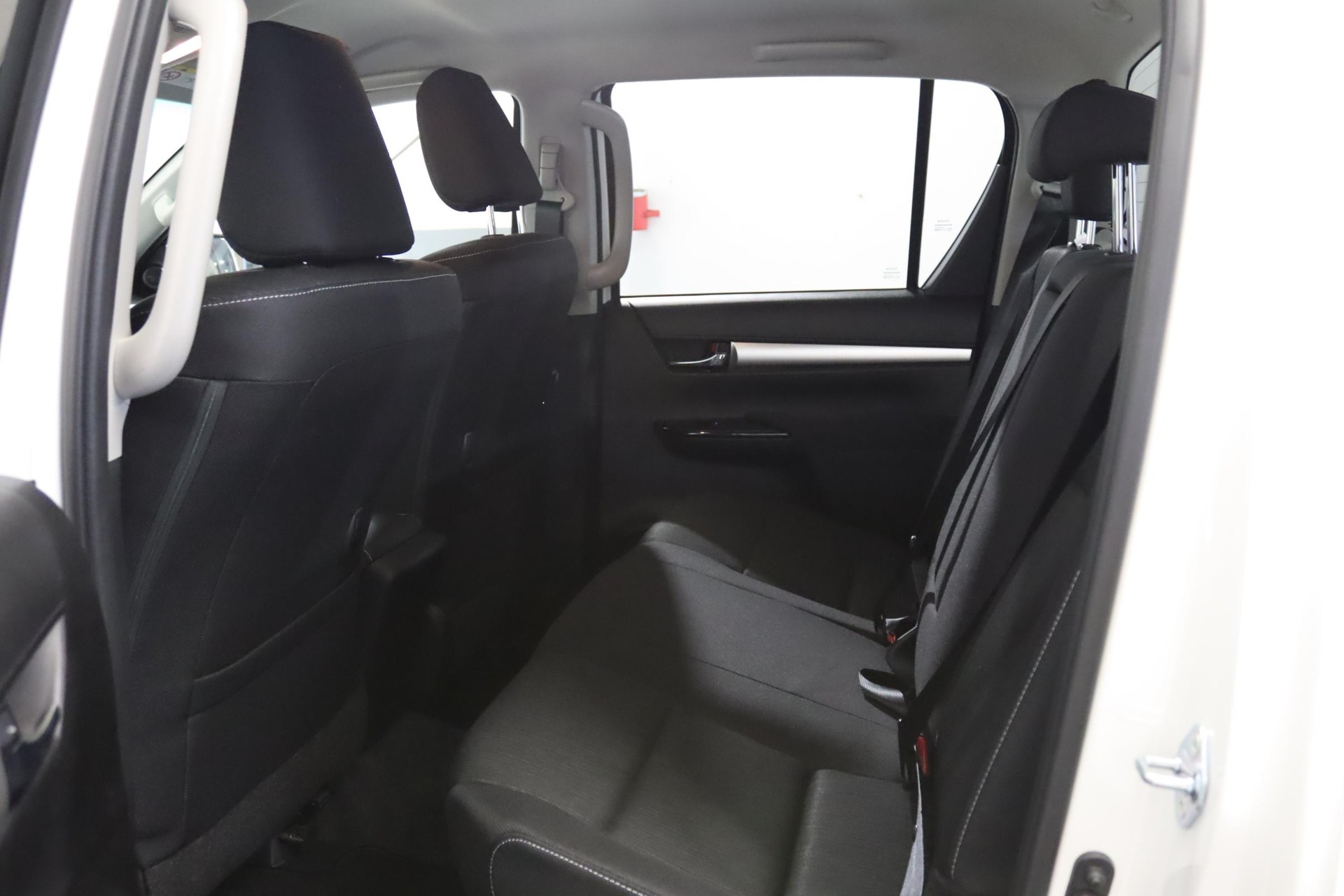 TOYOTA Hilux Double Cab.-Pick-up 2.4 D-4D 150 Style-image-3
