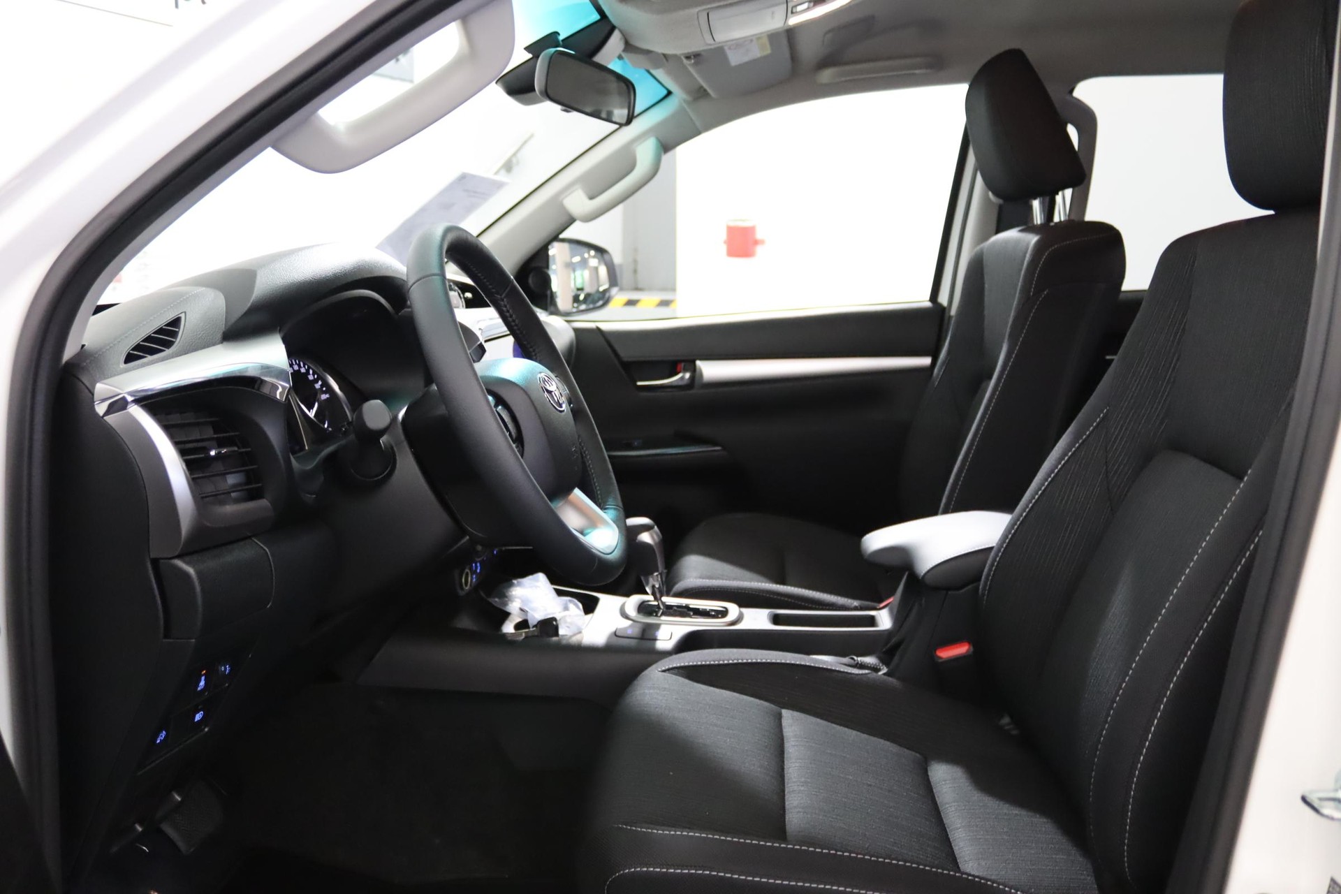 TOYOTA Hilux Double Cab.-Pick-up 2.4 D-4D 150 Style-image-5