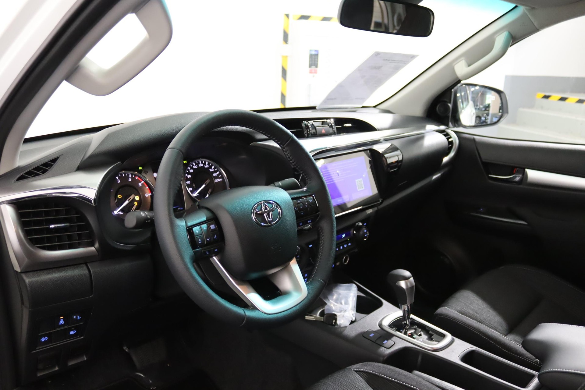 TOYOTA Hilux Double Cab.-Pick-up 2.4 D-4D 150 Style-image-4