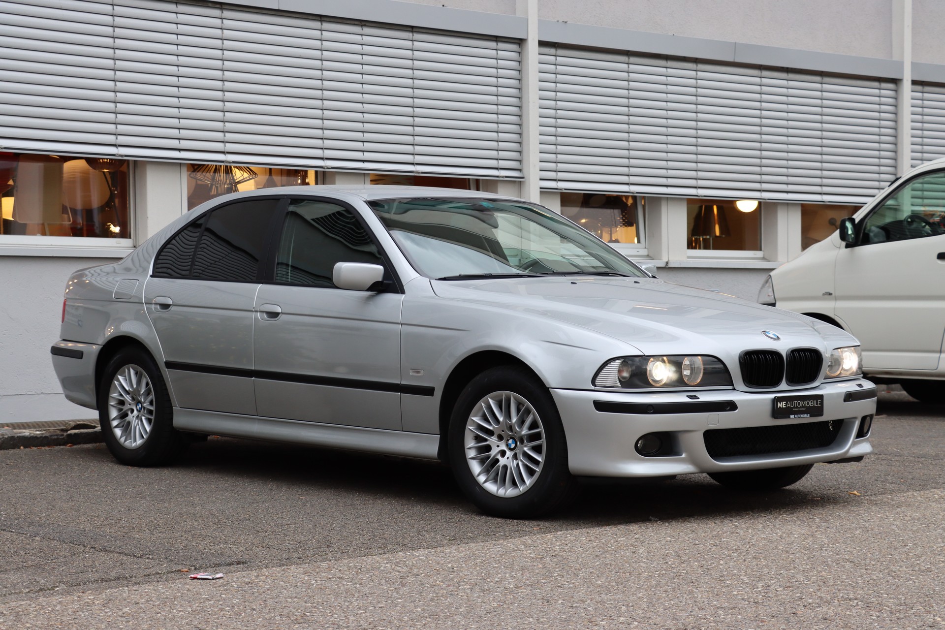 BMW 530i-image-1