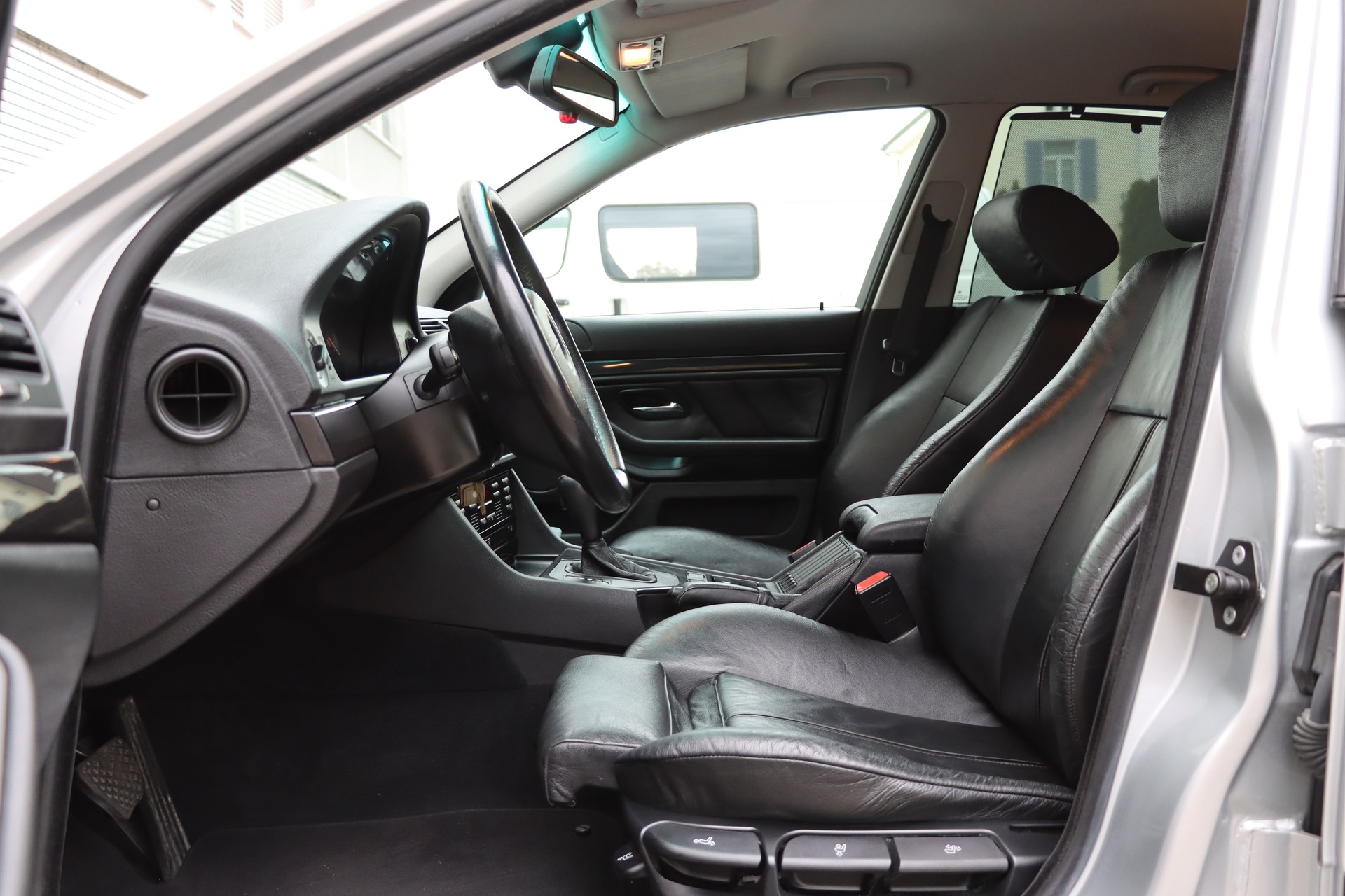 BMW 530i-image-5