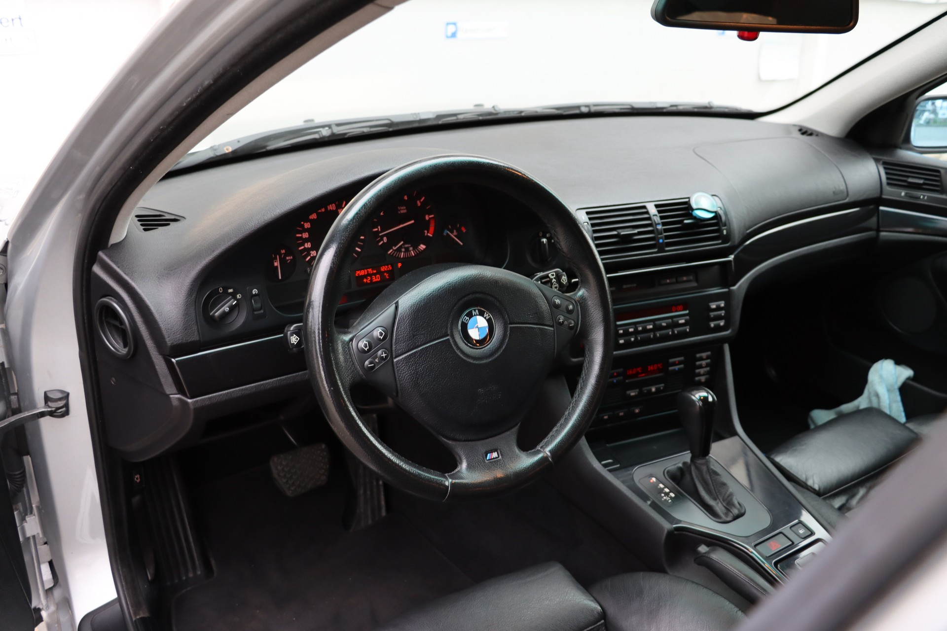 BMW 530i-image-4