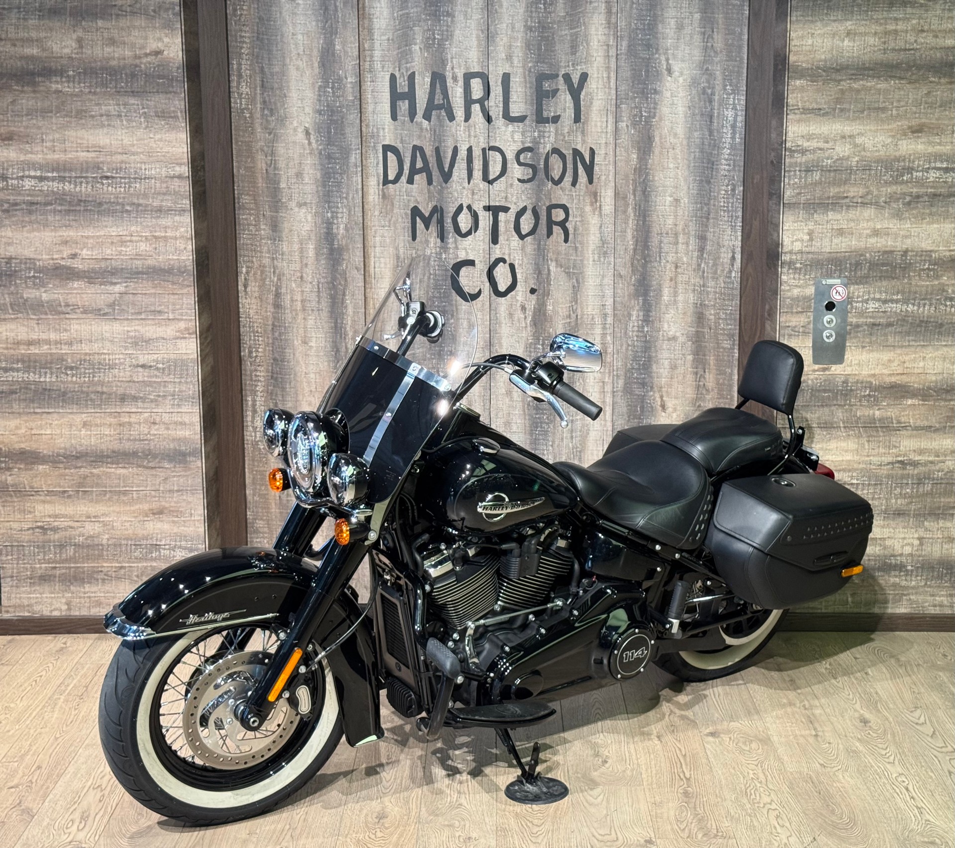 HARLEY-DAVIDSON FLHCS Heritage Classic 114 ABS-showroom-element-2