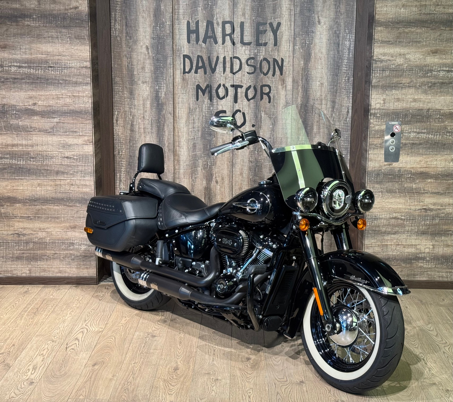 HARLEY-DAVIDSON FLHCS Heritage Classic 114 ABS-showroom-element-1