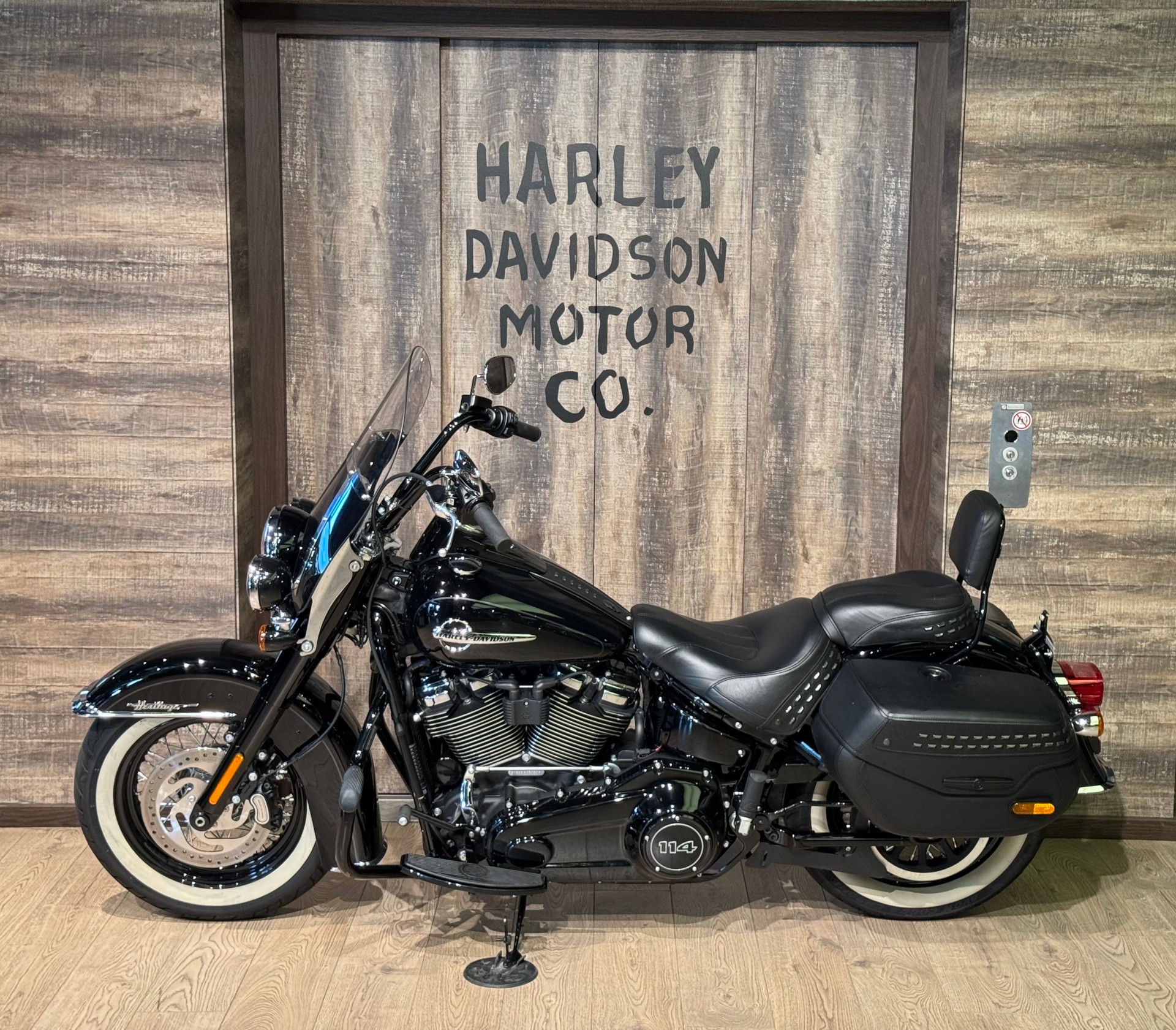 HARLEY-DAVIDSON FLHCS Heritage Classic 114 ABS-showroom-element-3
