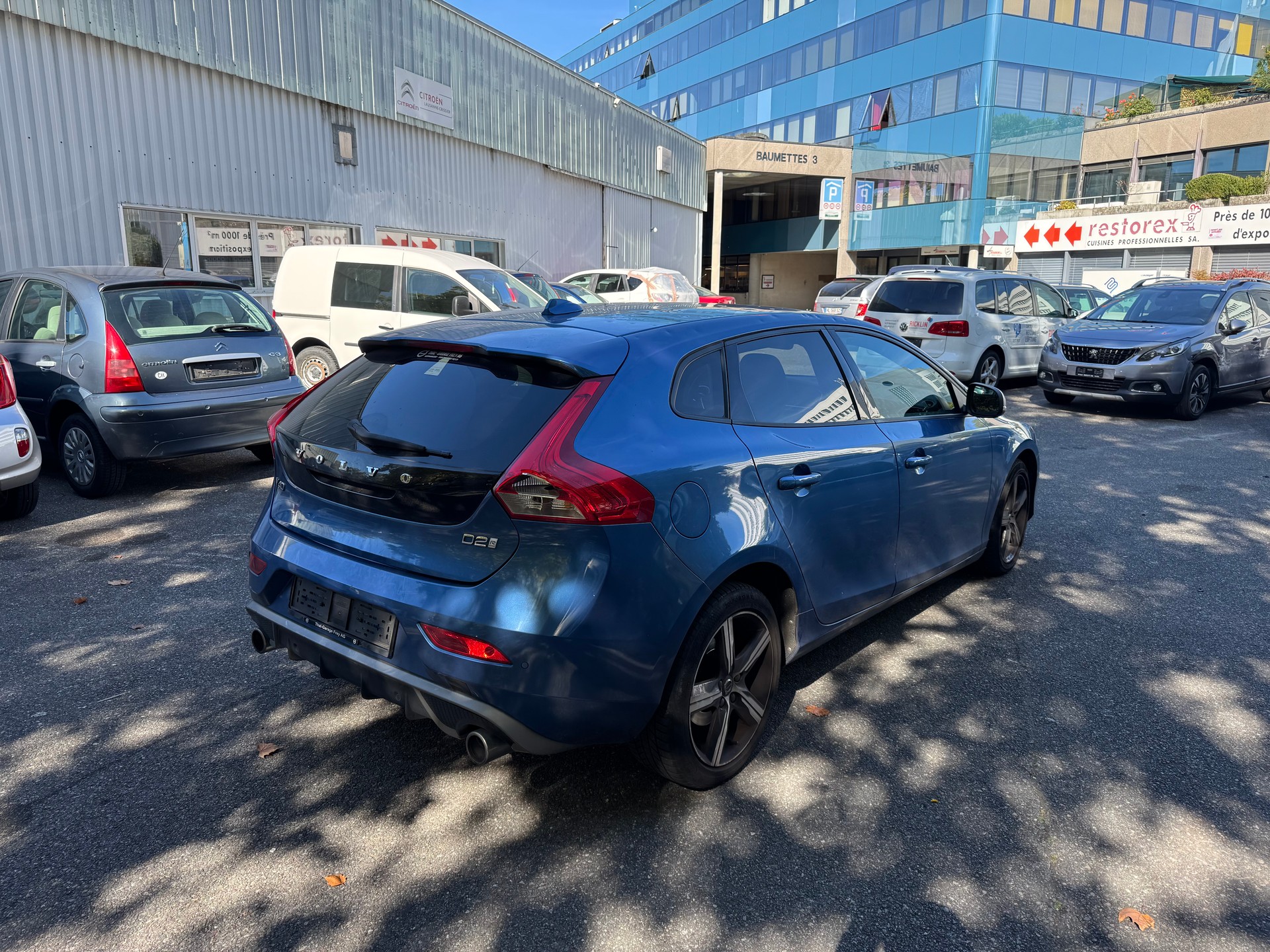 VOLVO V40 D2 Momentum R-Design Geartronic-image-8