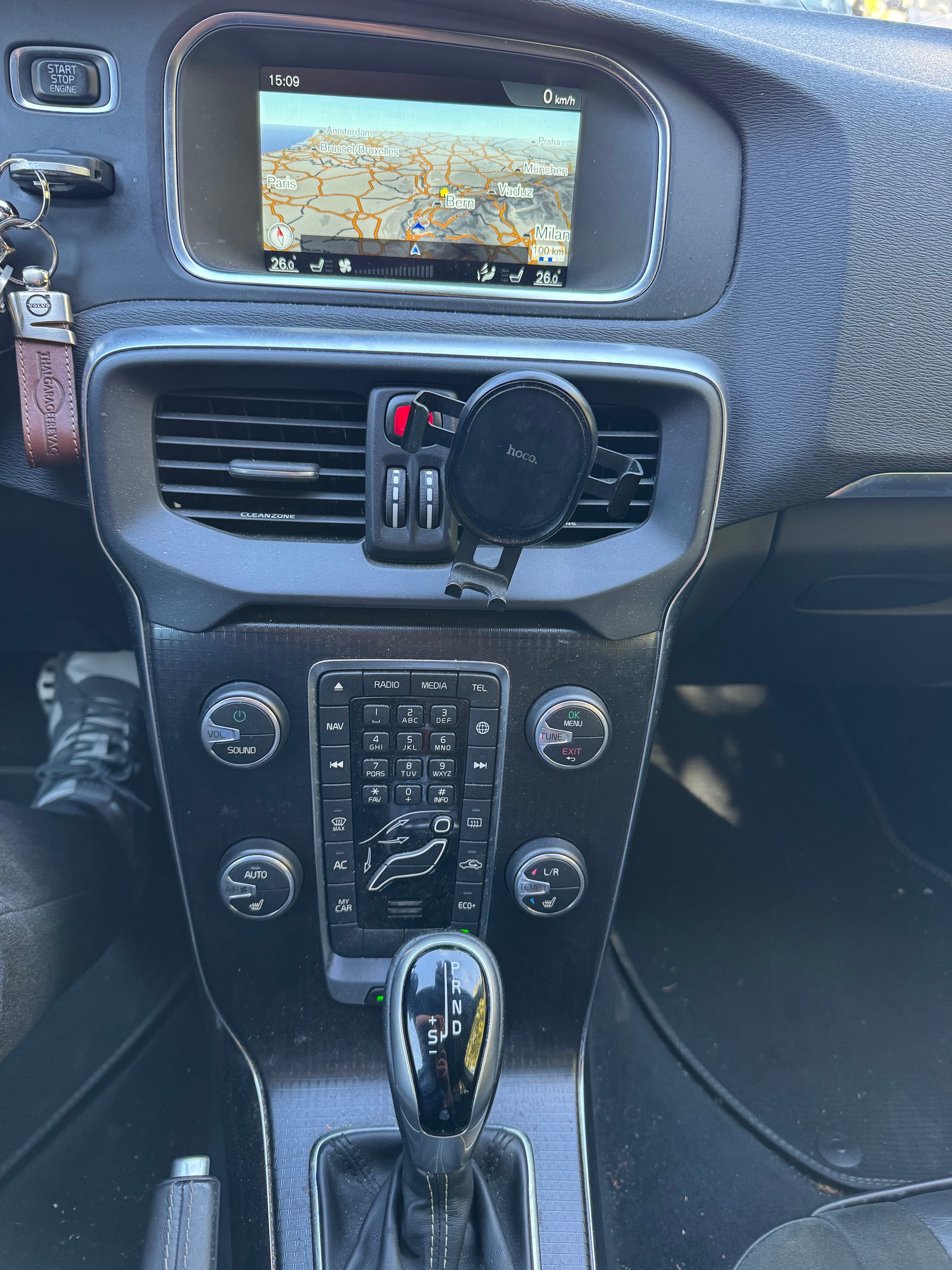 VOLVO V40 D2 Momentum R-Design Geartronic-image-16