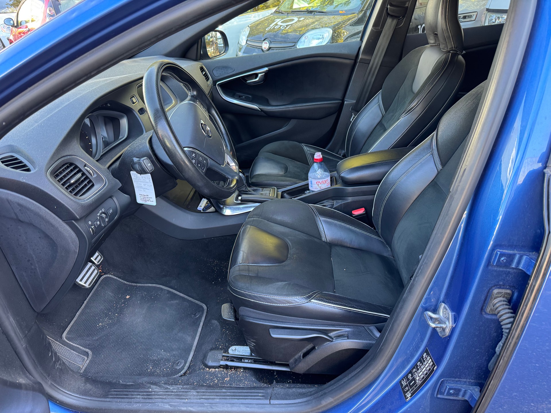 VOLVO V40 D2 Momentum R-Design Geartronic-image-12