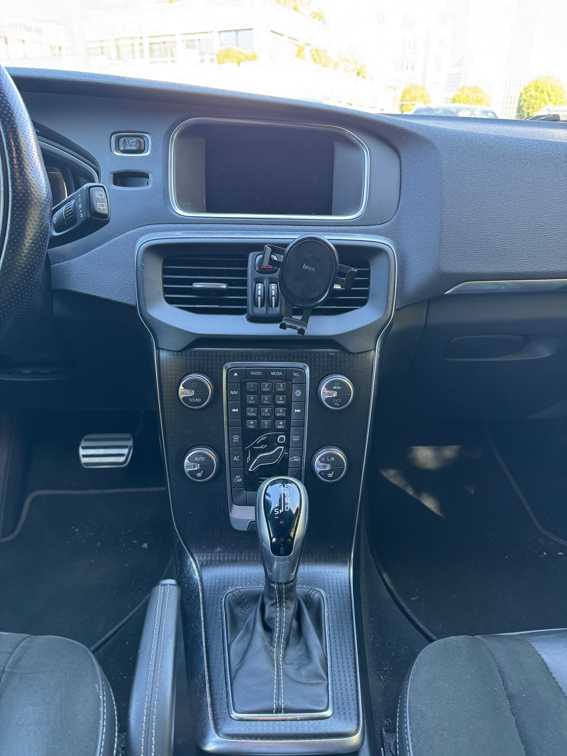VOLVO V40 D2 Momentum R-Design Geartronic-image-17
